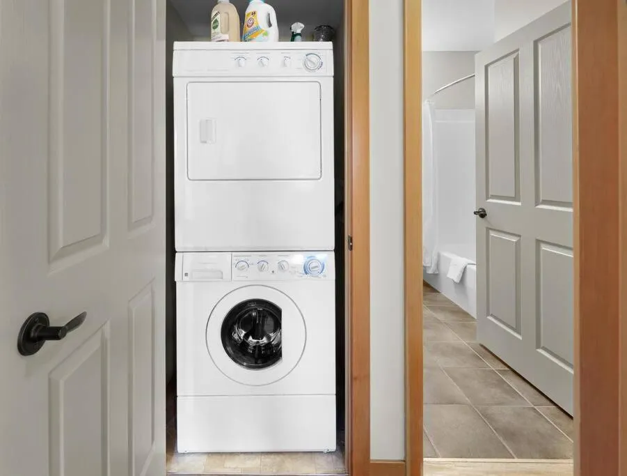 Newly Renovated Grizzly Lodge, Spacious 3BR 2BA with open pool, hot tub