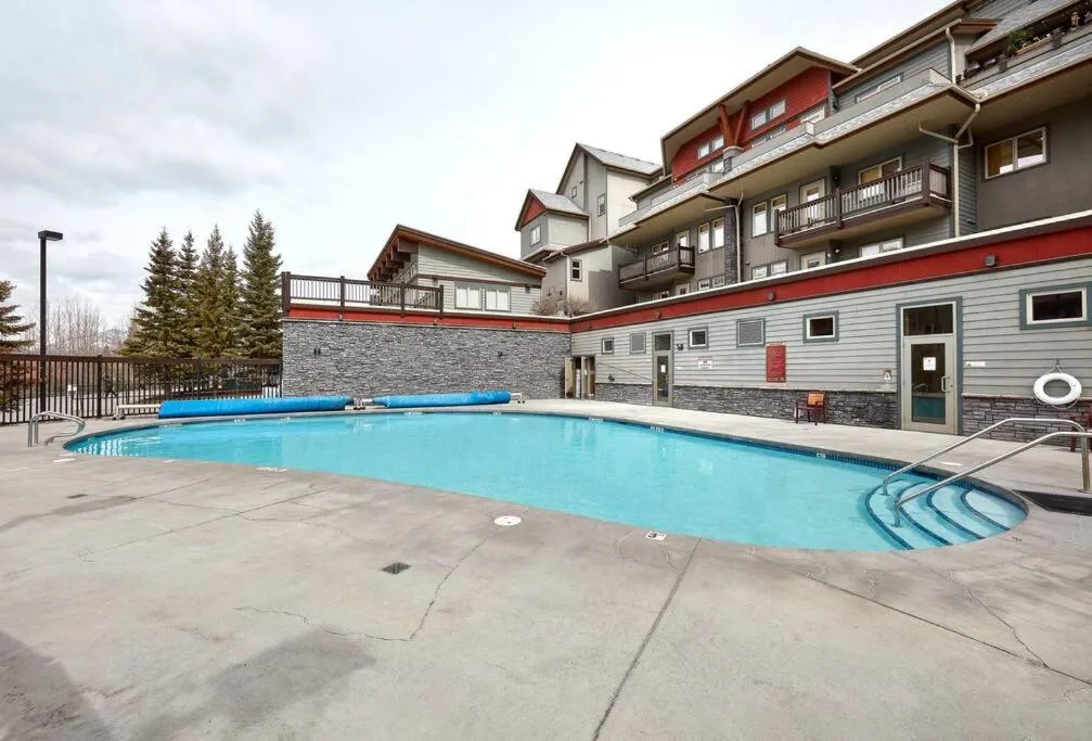 Newly Renovated Grizzly Lodge, Spacious 3BR 2BA with open pool, hot tub