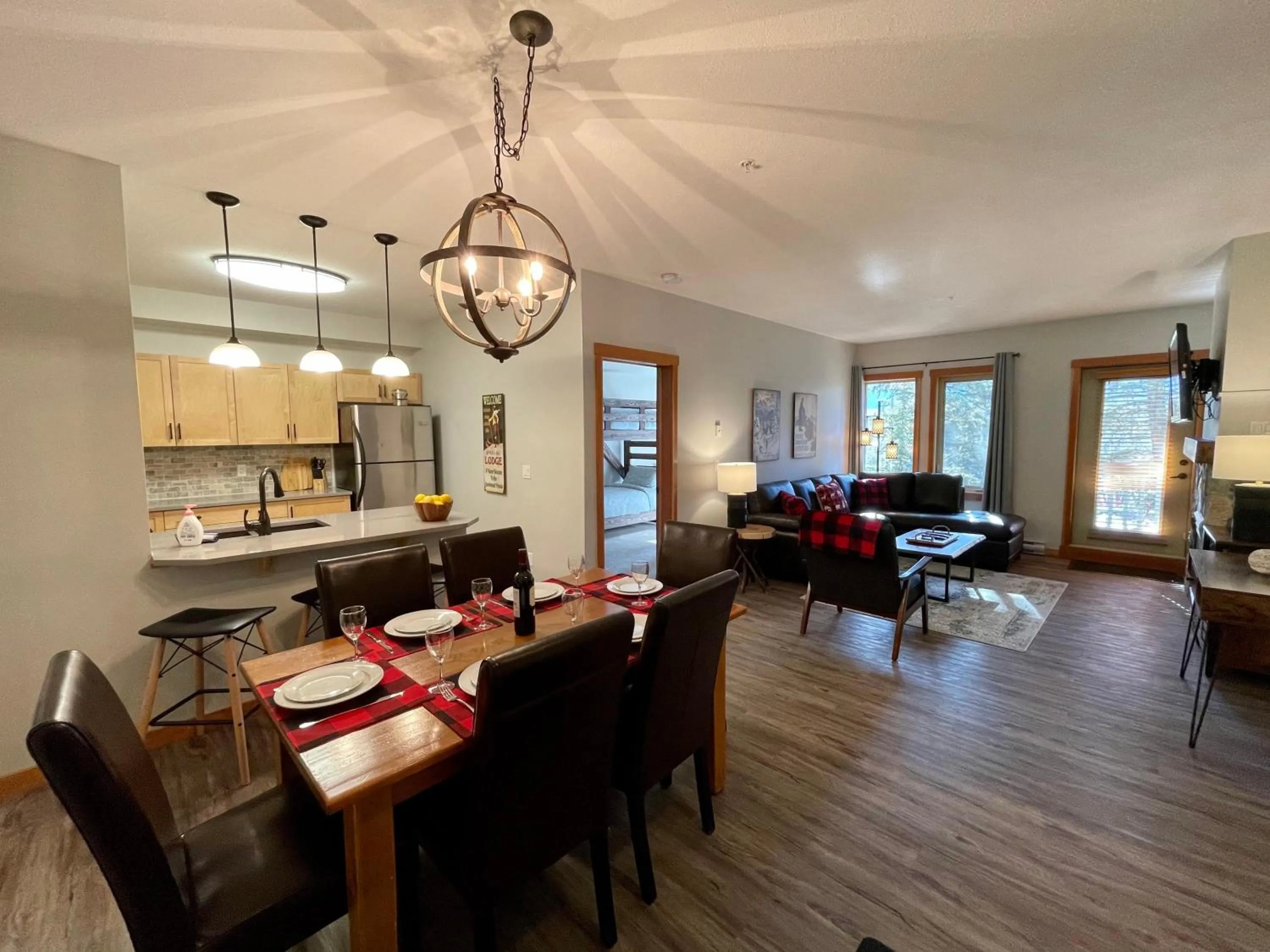 Newly Renovated Grizzly Lodge, Spacious 3BR 2BA with open pool, hot tub