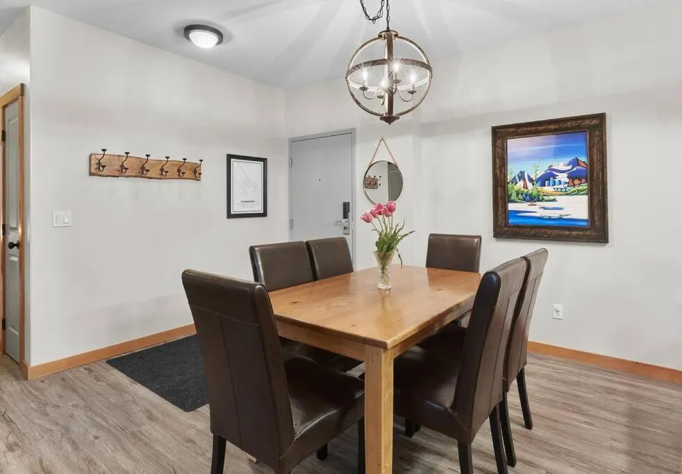 Newly Renovated Grizzly Lodge, Spacious 3BR 2BA with open pool, hot tub