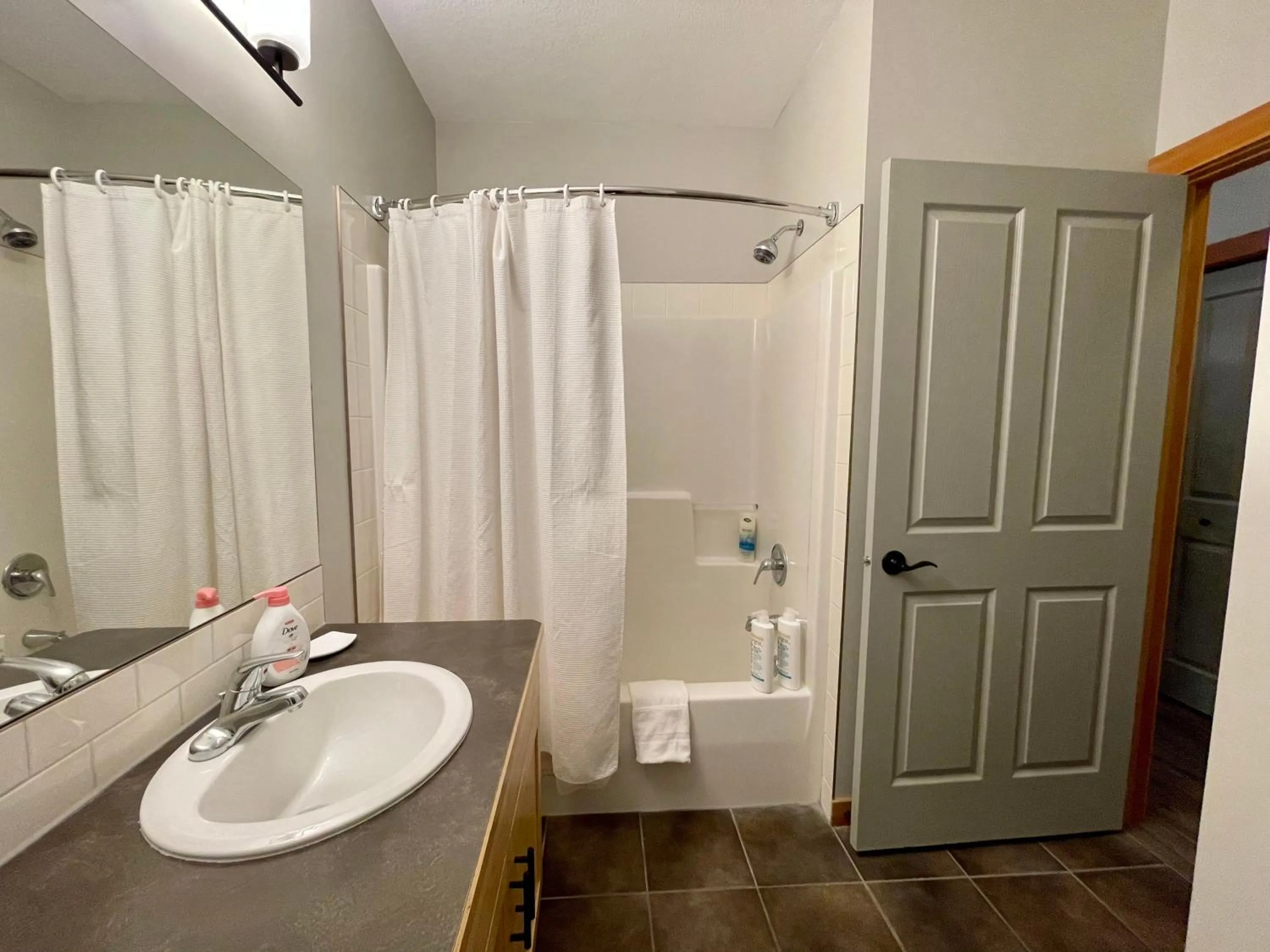 Newly Renovated Grizzly Lodge, Spacious 3BR 2BA with open pool, hot tub