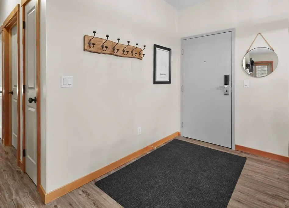 Newly Renovated Grizzly Lodge, Spacious 3BR 2BA with open pool, hot tub