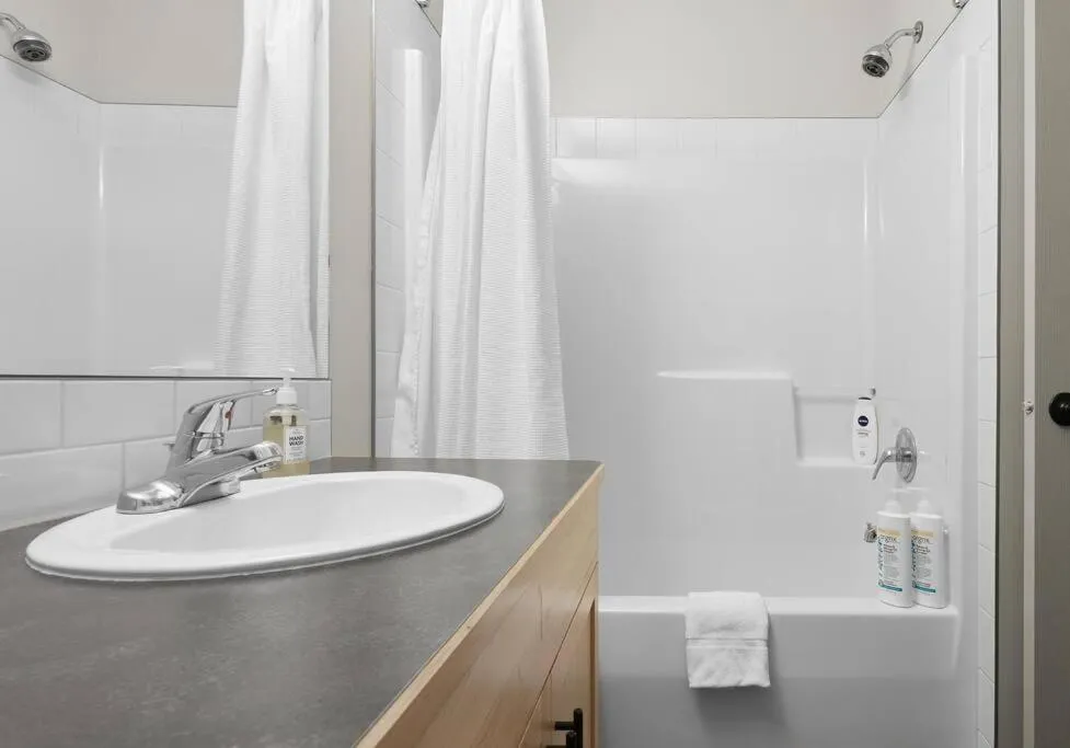 Newly Renovated Grizzly Lodge, Spacious 3BR 2BA with open pool, hot tub