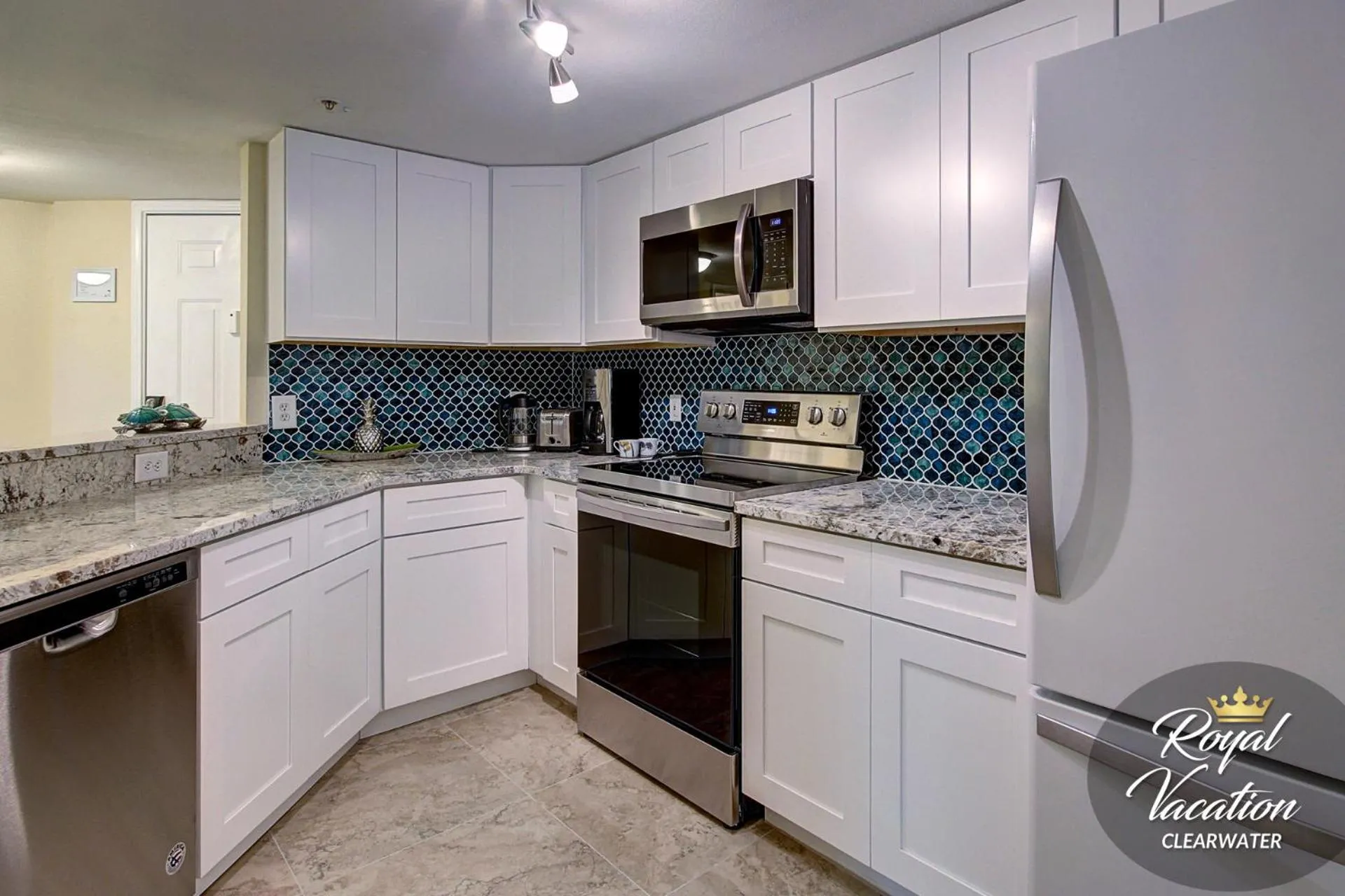 Kitchen or kitchenette in Royal Tropical at Avalon Clearwater - Pool & Free Parking - 10 Min Drive to Clearwater Beach