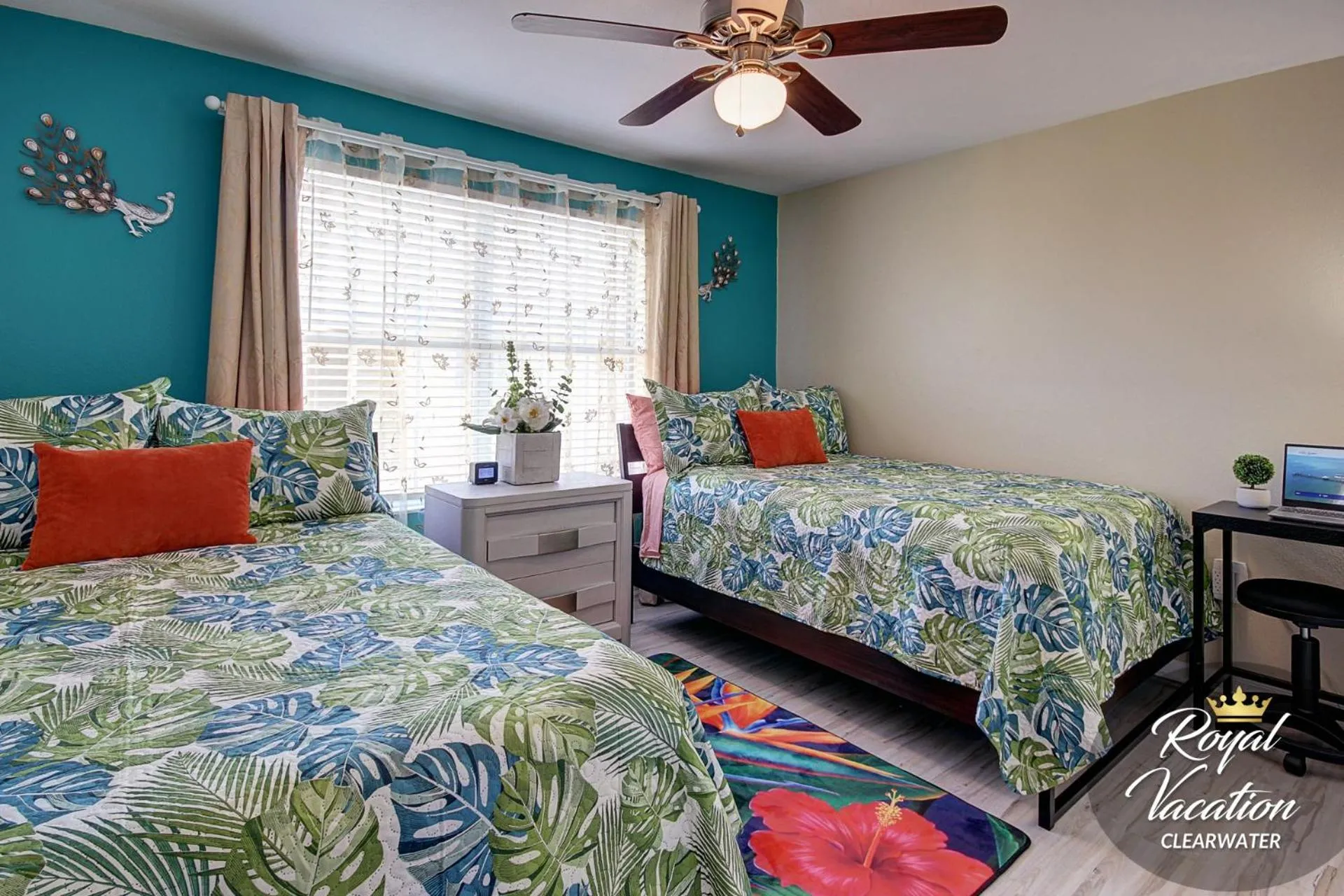 Bed in Royal Tropical at Avalon Clearwater - Pool & Free Parking - 10 Min Drive to Clearwater Beach