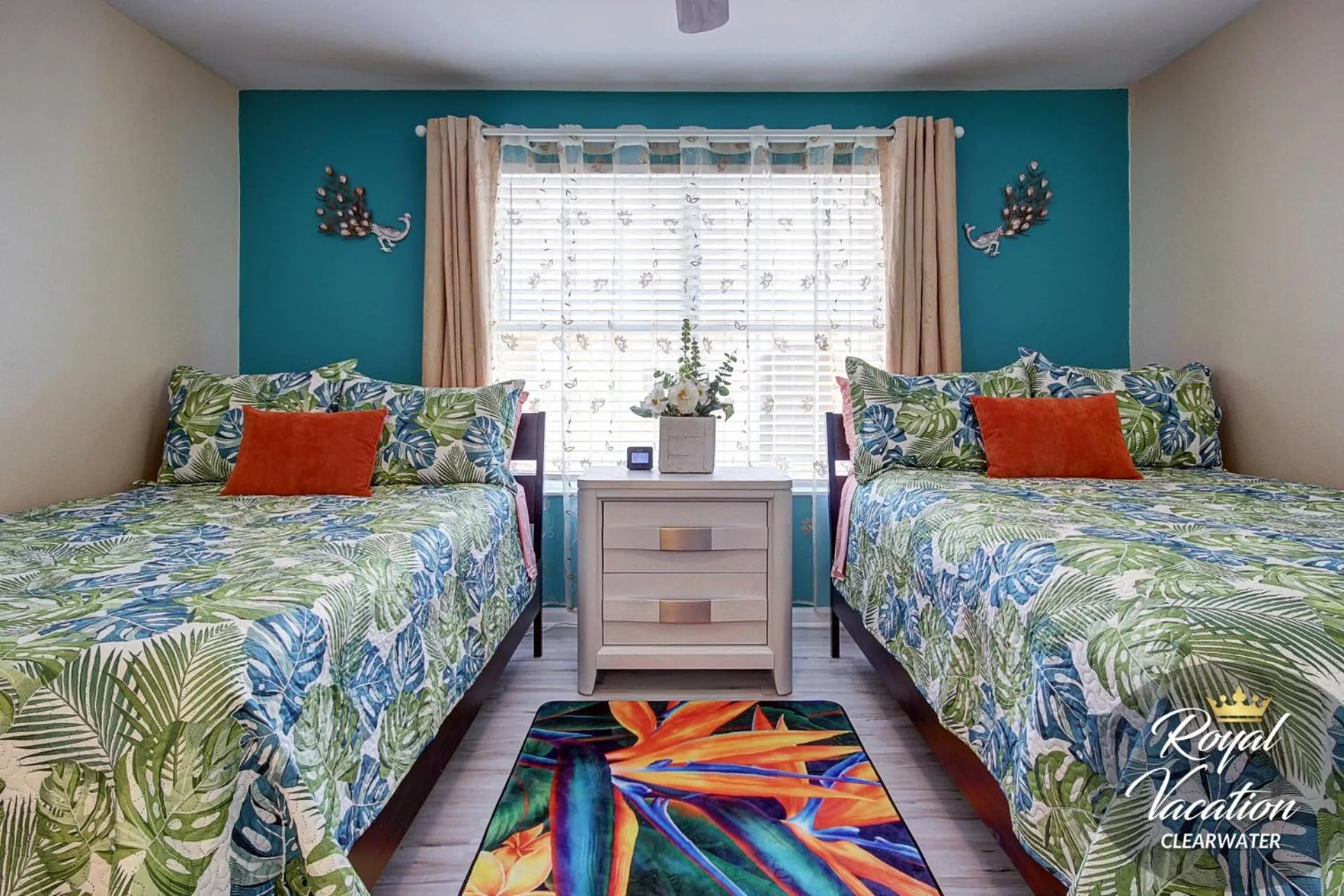 Bed in Royal Tropical at Avalon Clearwater - Pool & Free Parking - 10 Min Drive to Clearwater Beach