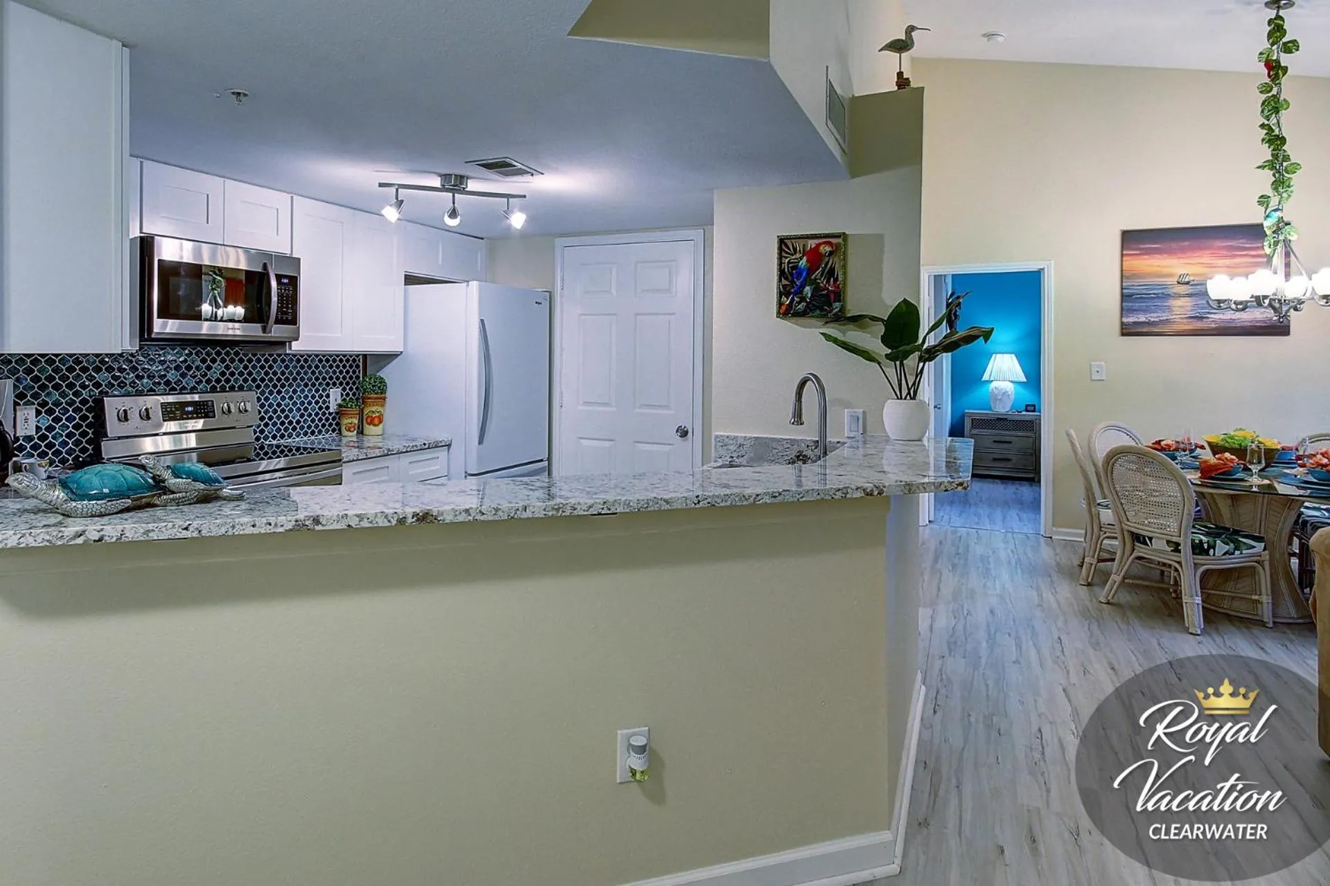 Kitchen or kitchenette in Royal Tropical at Avalon Clearwater - Pool & Free Parking - 10 Min Drive to Clearwater Beach