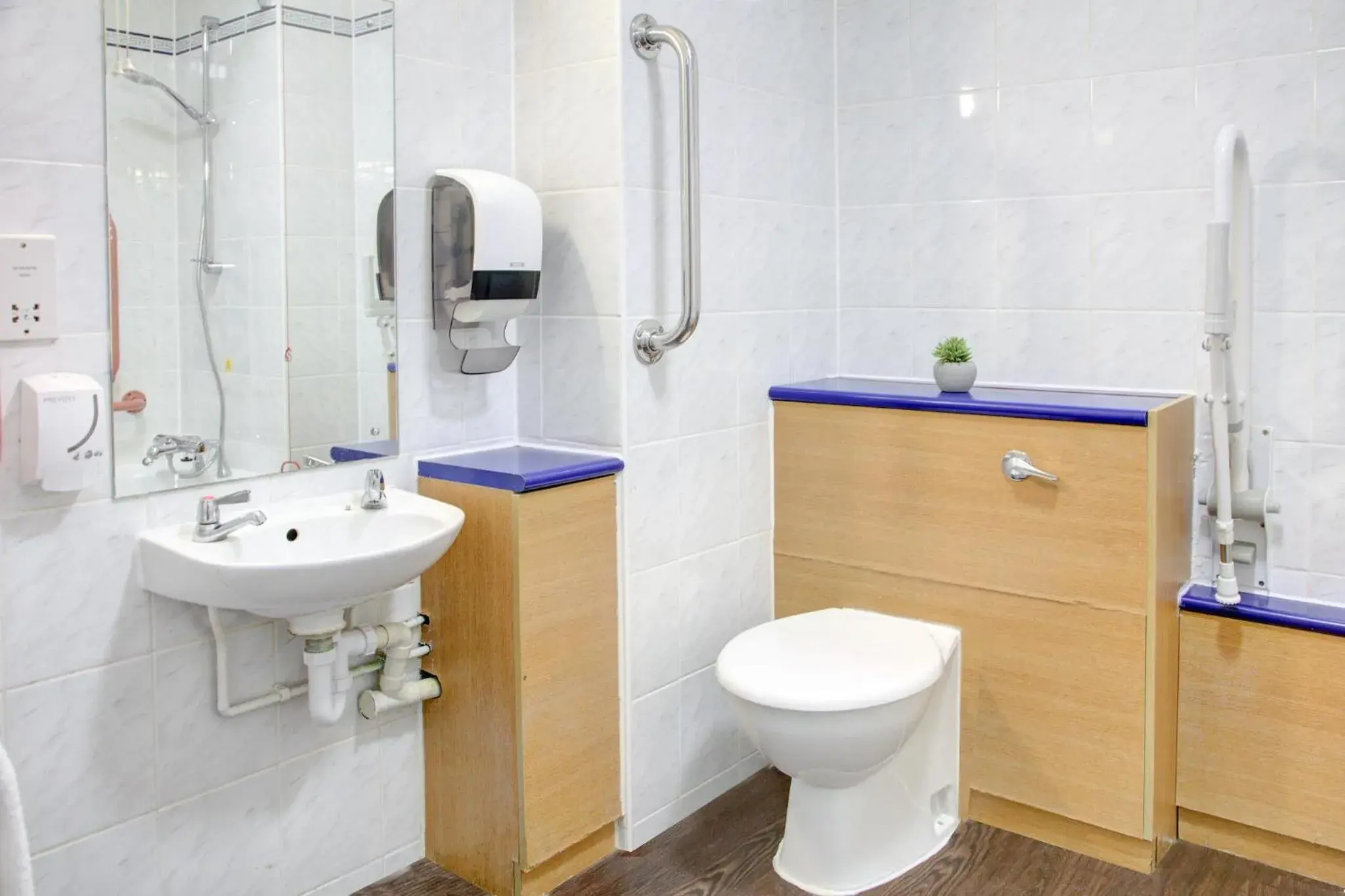 Double Room with Mobility Accessible Tub in Embassy Hotel, Gateshead Newcastle, Sure Hotel Collection by Best Western Double Room with Mobility Accessible Tub in Embassy Hotel, Gateshead Newcastle, Sure Hotel Collection by Best Western