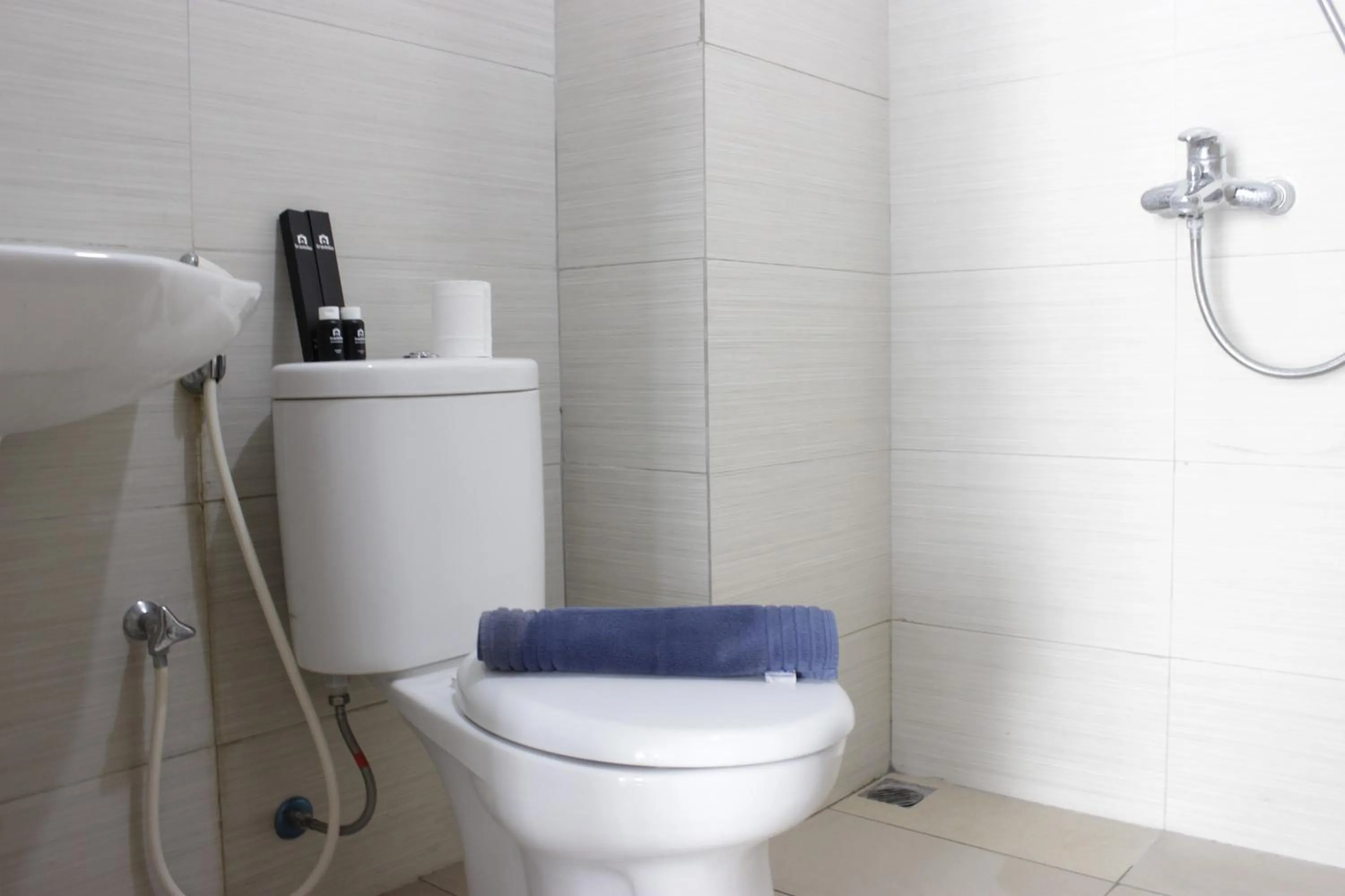 Bathroom in Artistic 1BR Apartment at Gateway Pasteur near Exit Toll Pasteur By Travelio