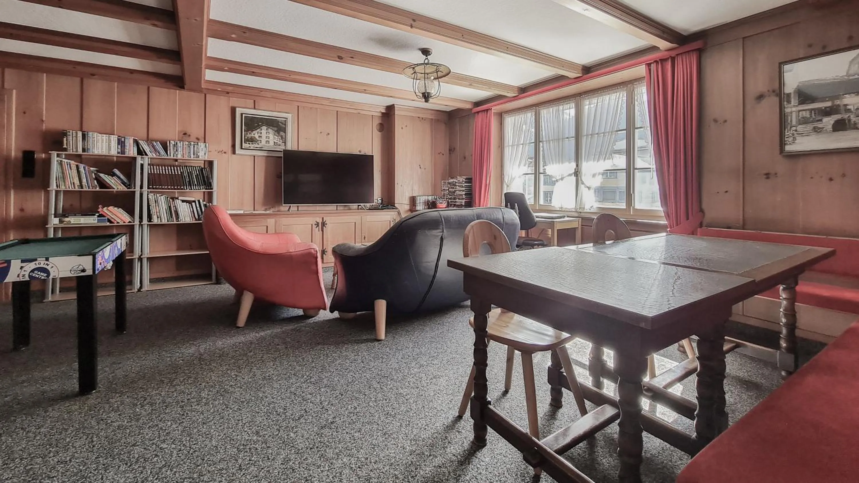 Communal lounge/ TV room in Hotel Rössli