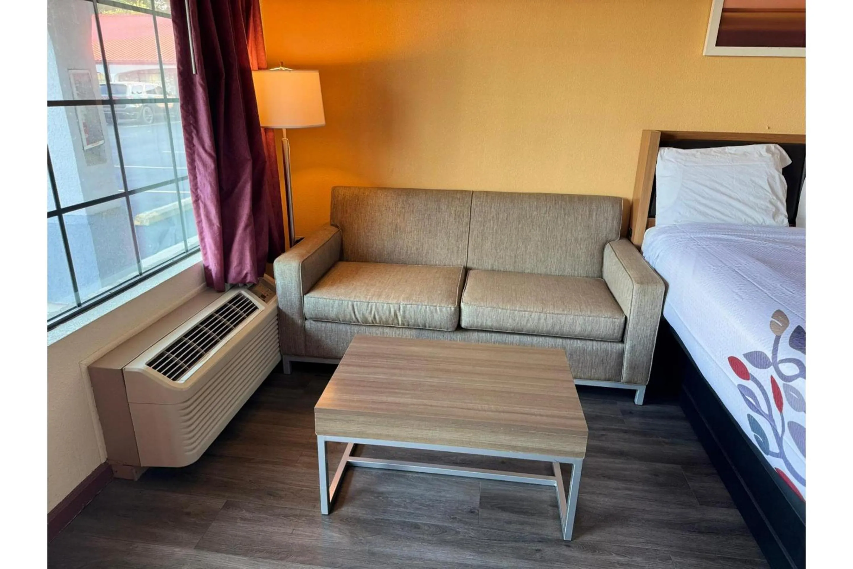 Bedroom, Bed in Budget Inn By Belvilla St George I-95