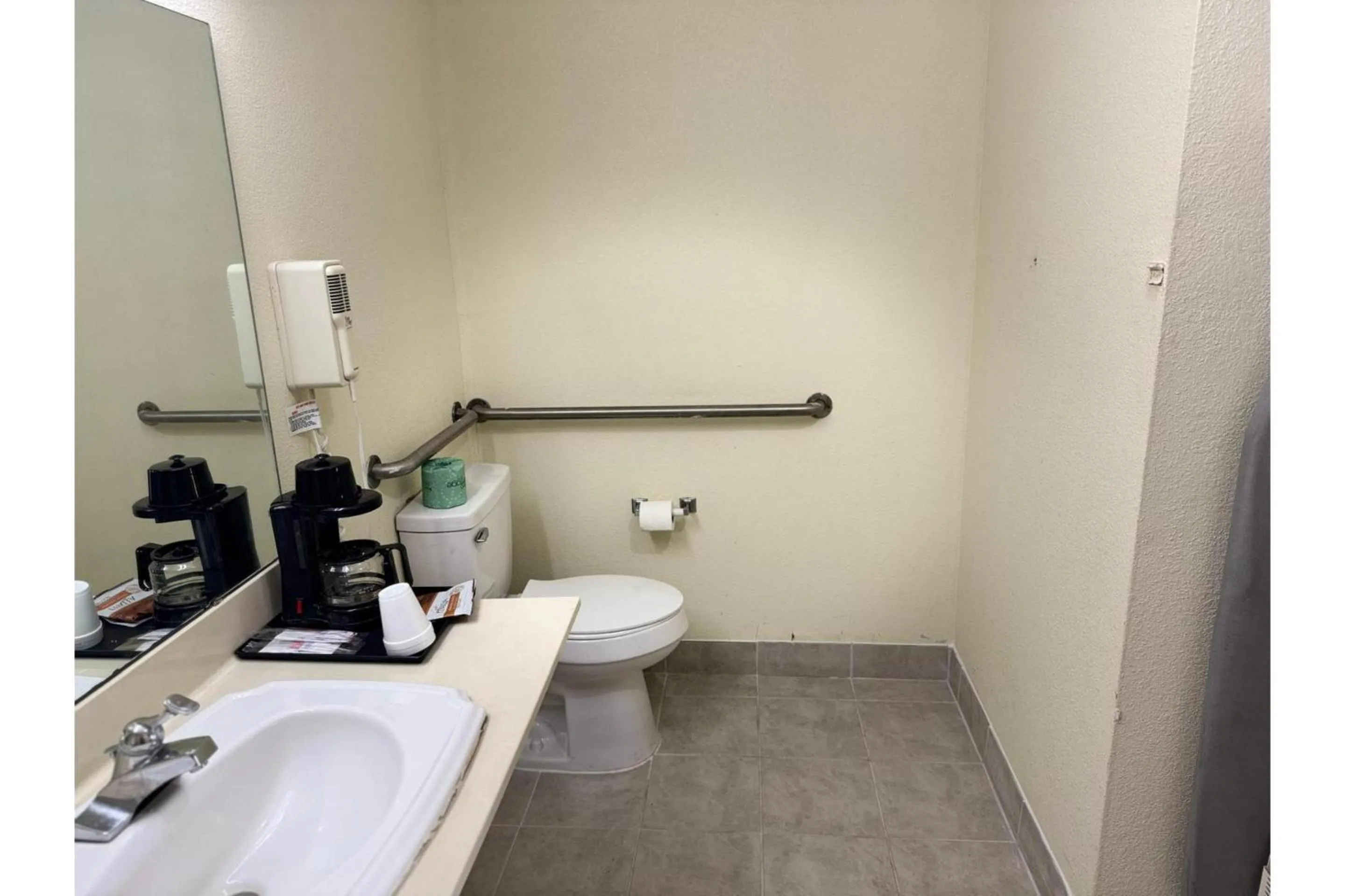 Bathroom in Budget Inn By Belvilla St George I-95