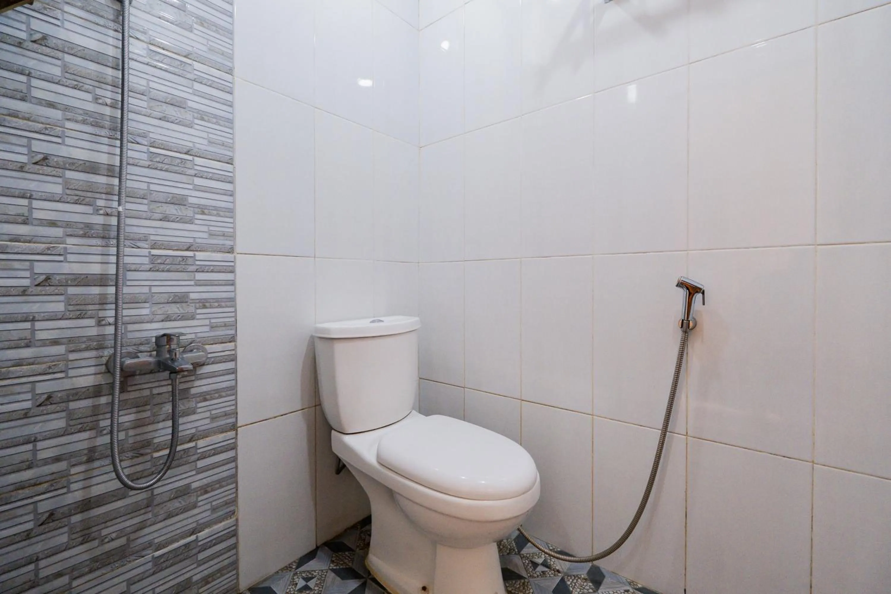 Bathroom in RedDoorz at Omahku Guest House Batu