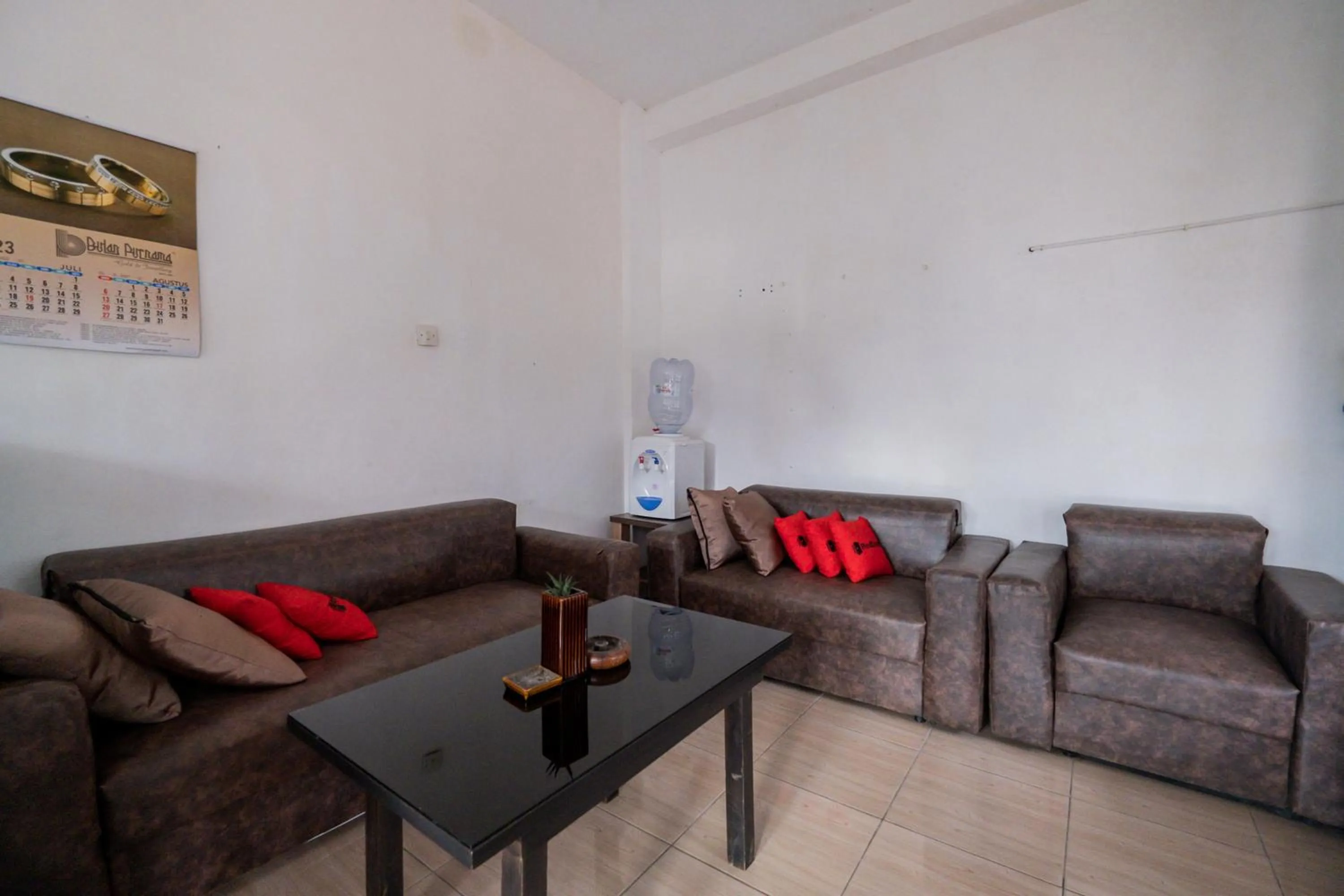 Seating area in RedDoorz at Omahku Guest House Batu