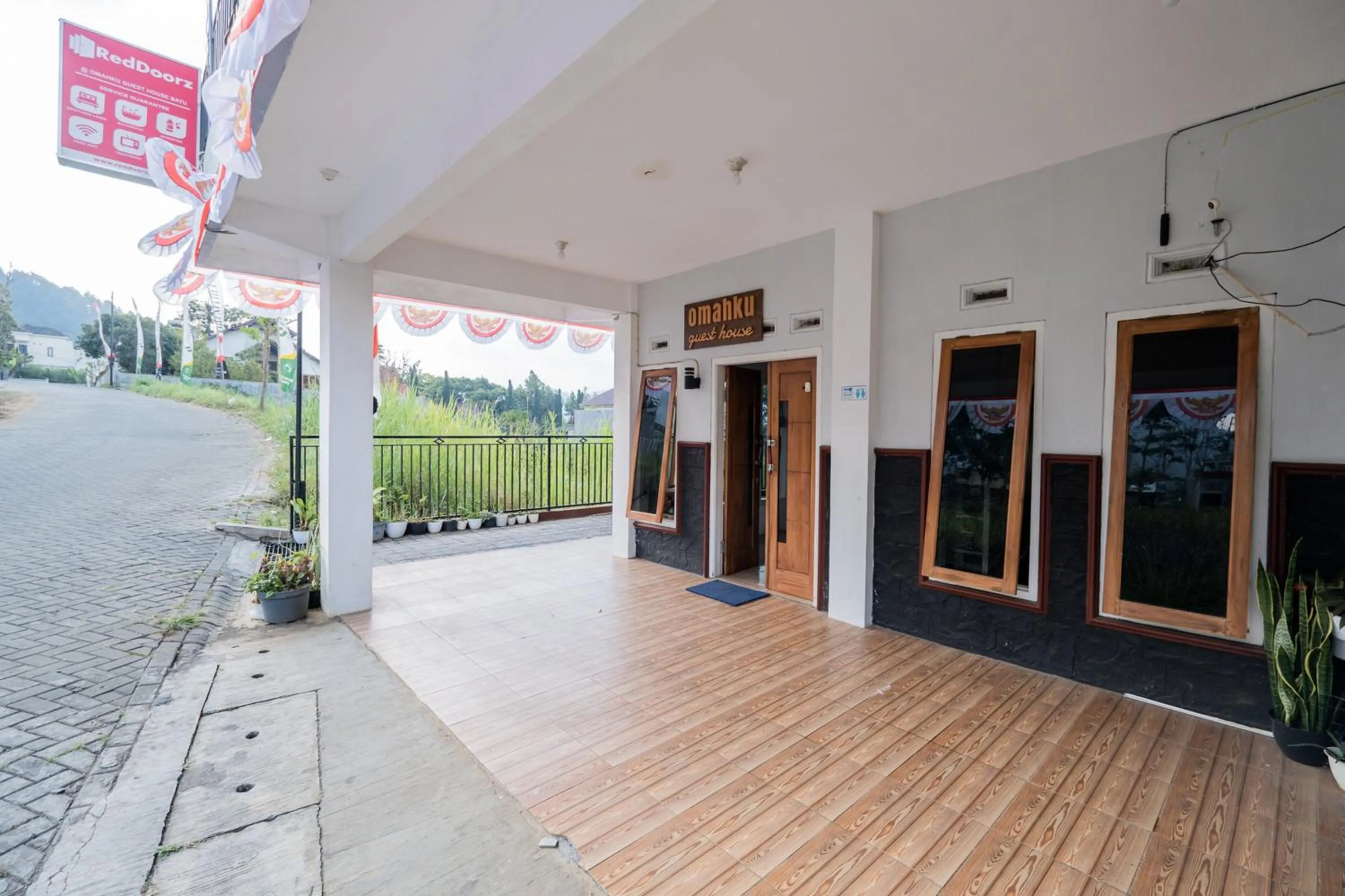Facade/entrance in RedDoorz at Omahku Guest House Batu