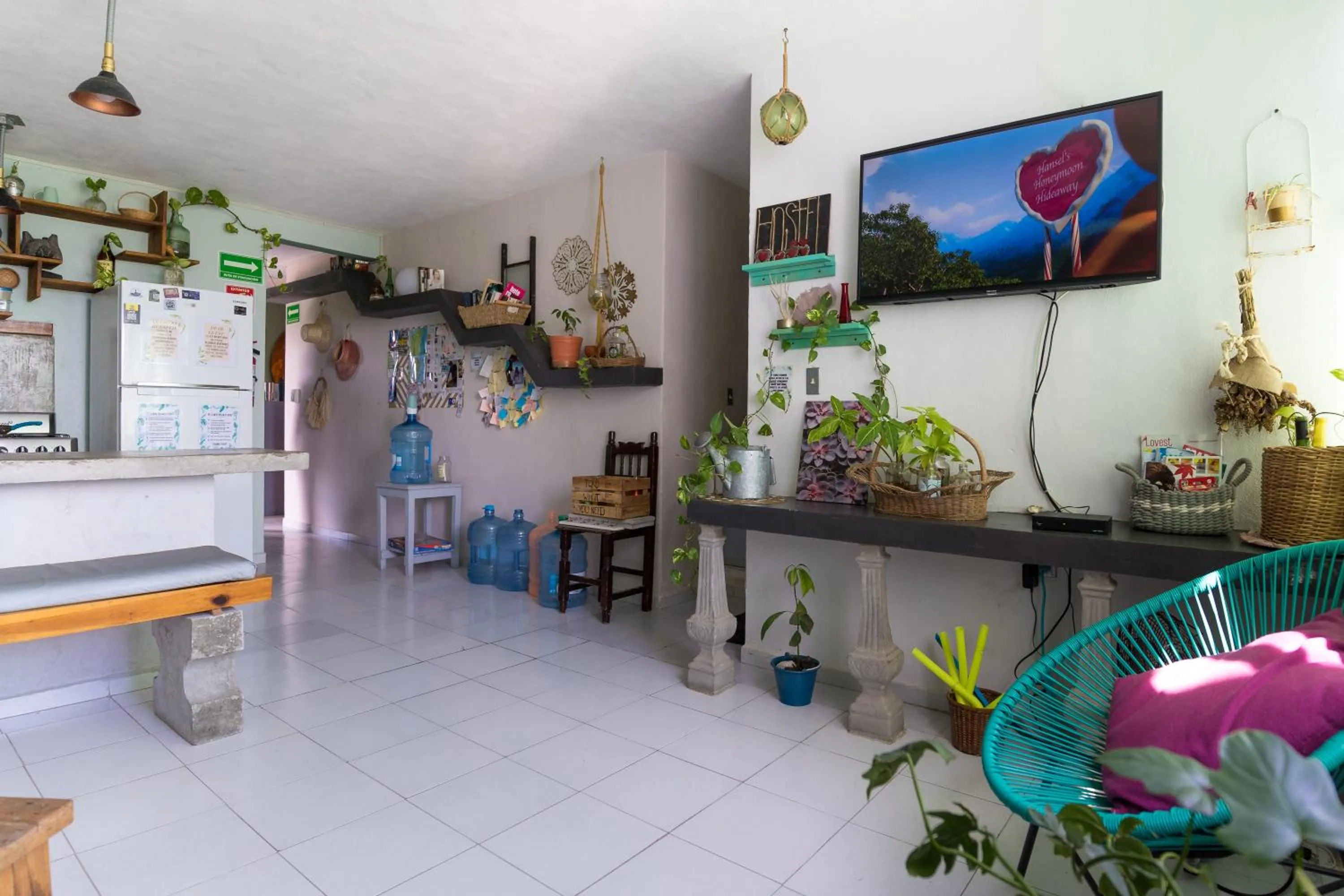Communal lounge/ TV room in Hostal Cuca Macuca
