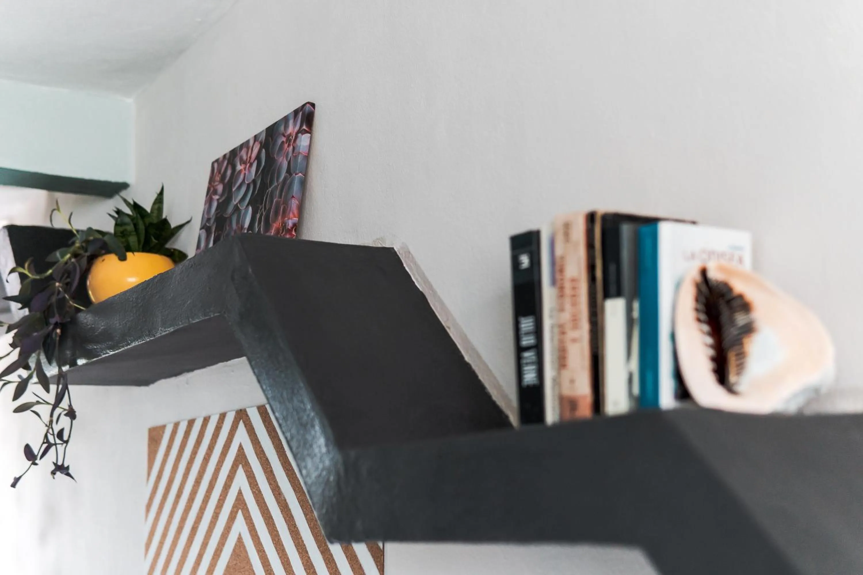 Library in Hostal Cuca Macuca