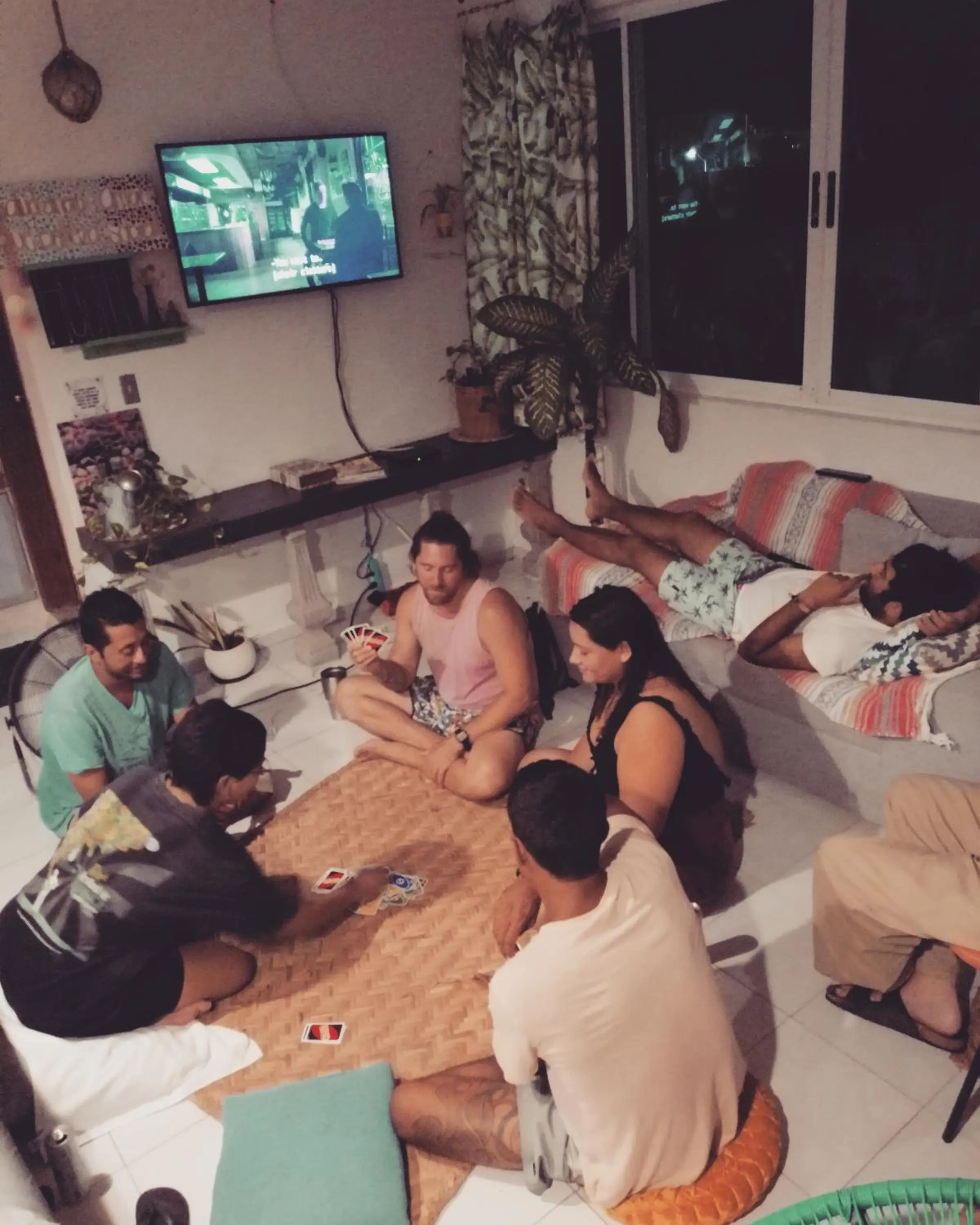 Communal lounge/ TV room in Hostal Cuca Macuca