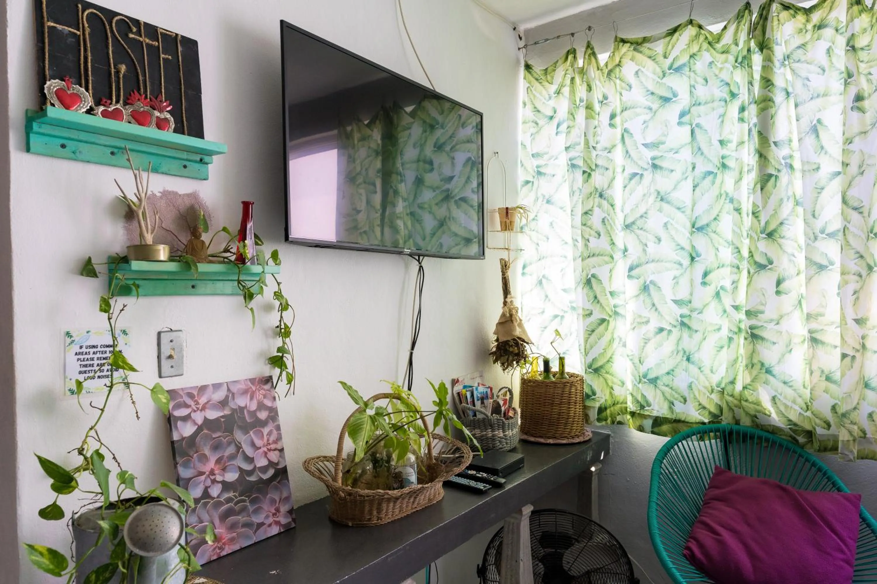 Communal lounge/ TV room in Hostal Cuca Macuca