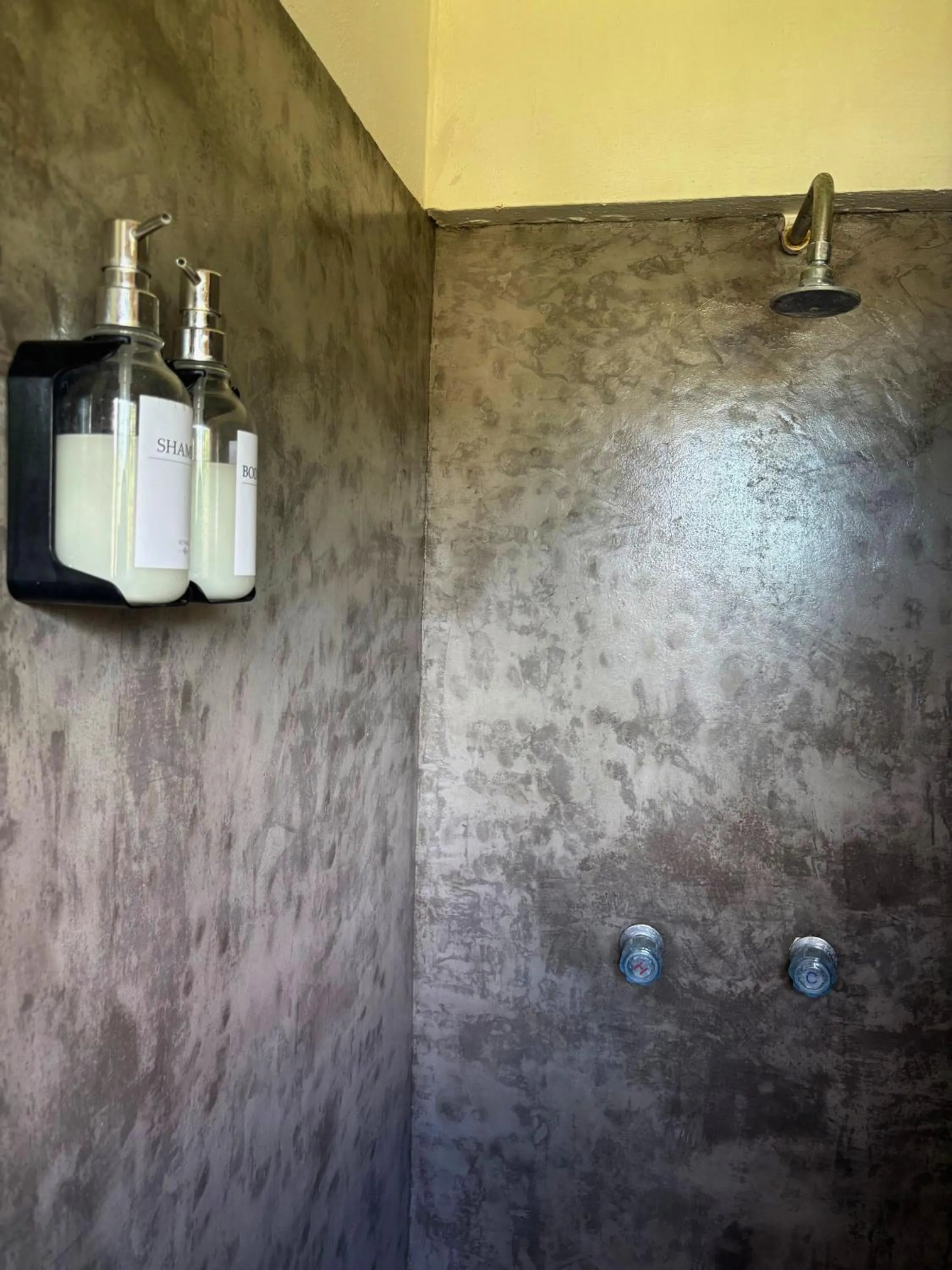 Shower in Hostal Cuca Macuca