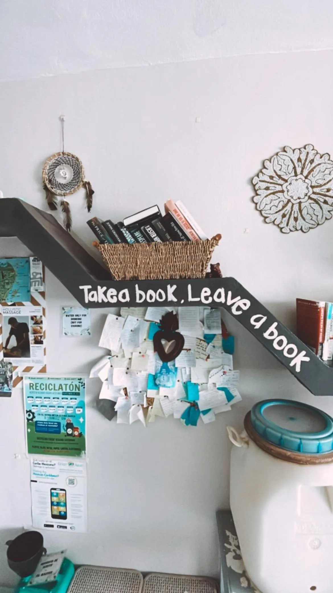 Library in Hostal Cuca Macuca