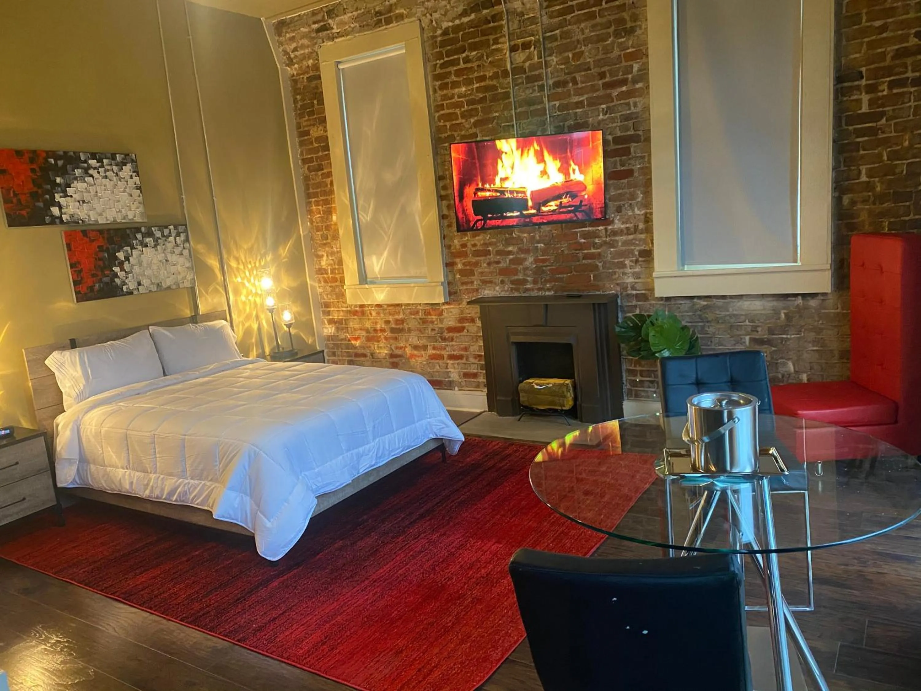 Restaurant/places to eat in The Skylight Hotel