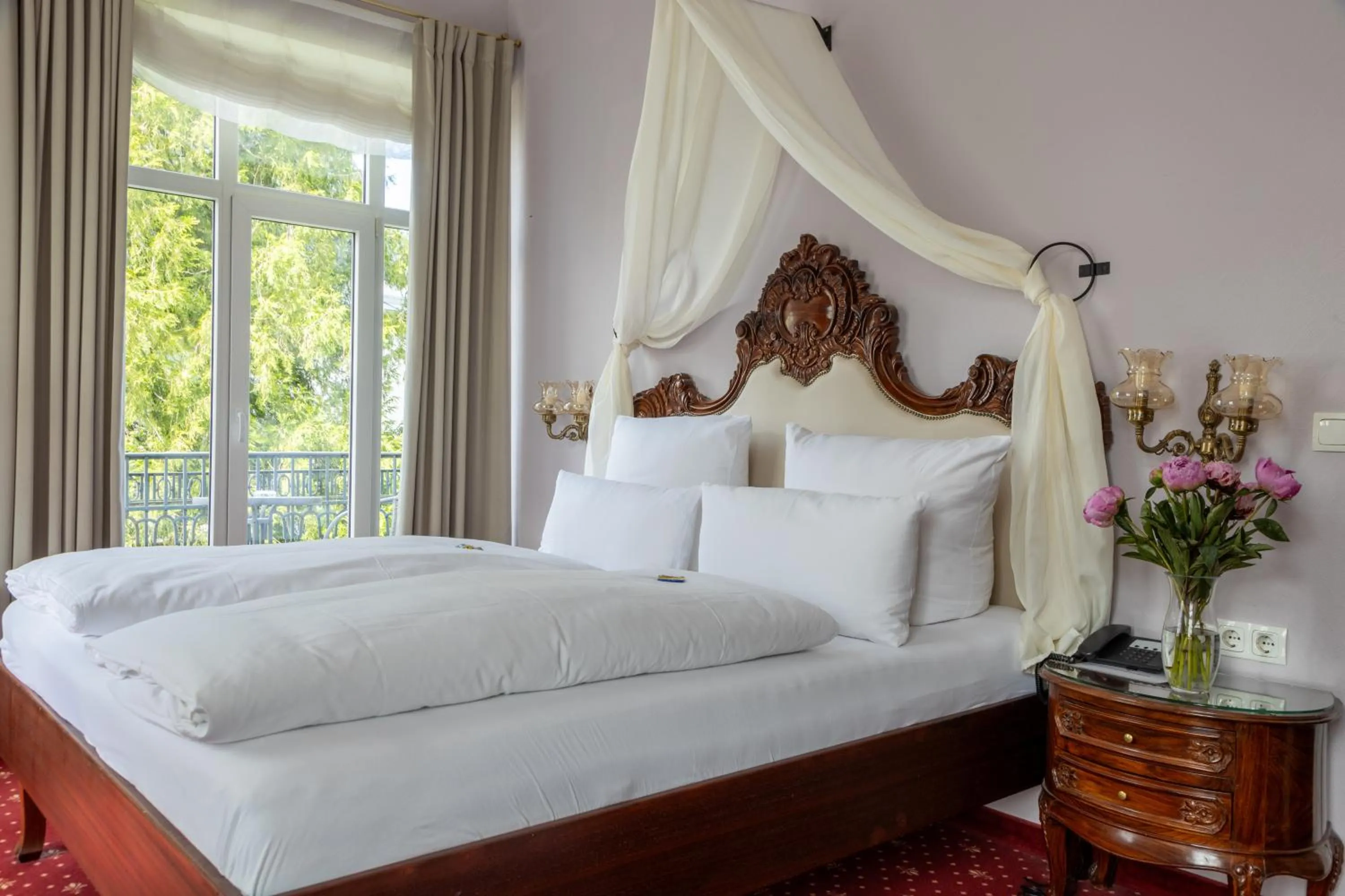 Bed in Hotel Weisses Haus