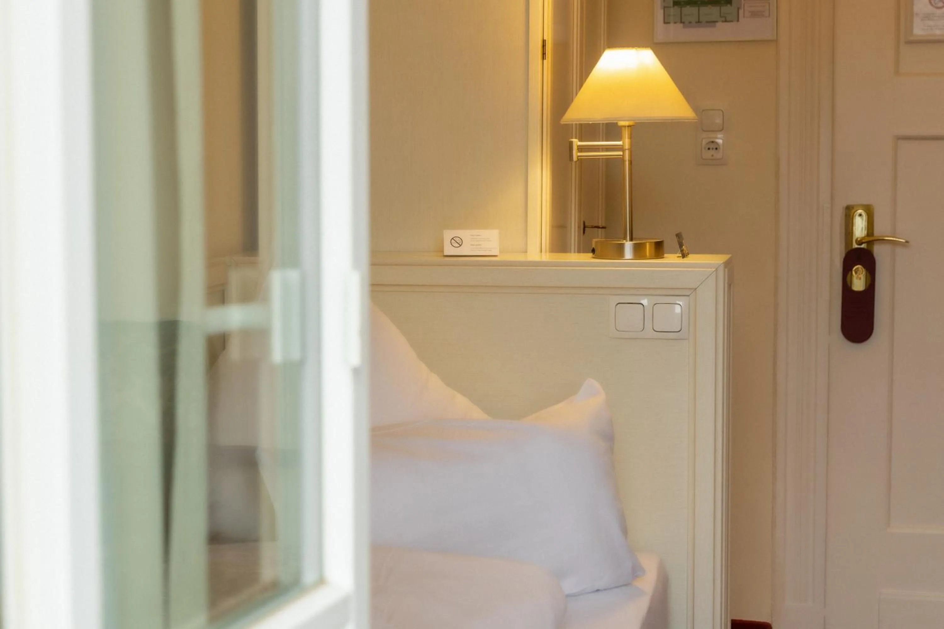 Decorative detail, Bed in Hotel Weisses Haus