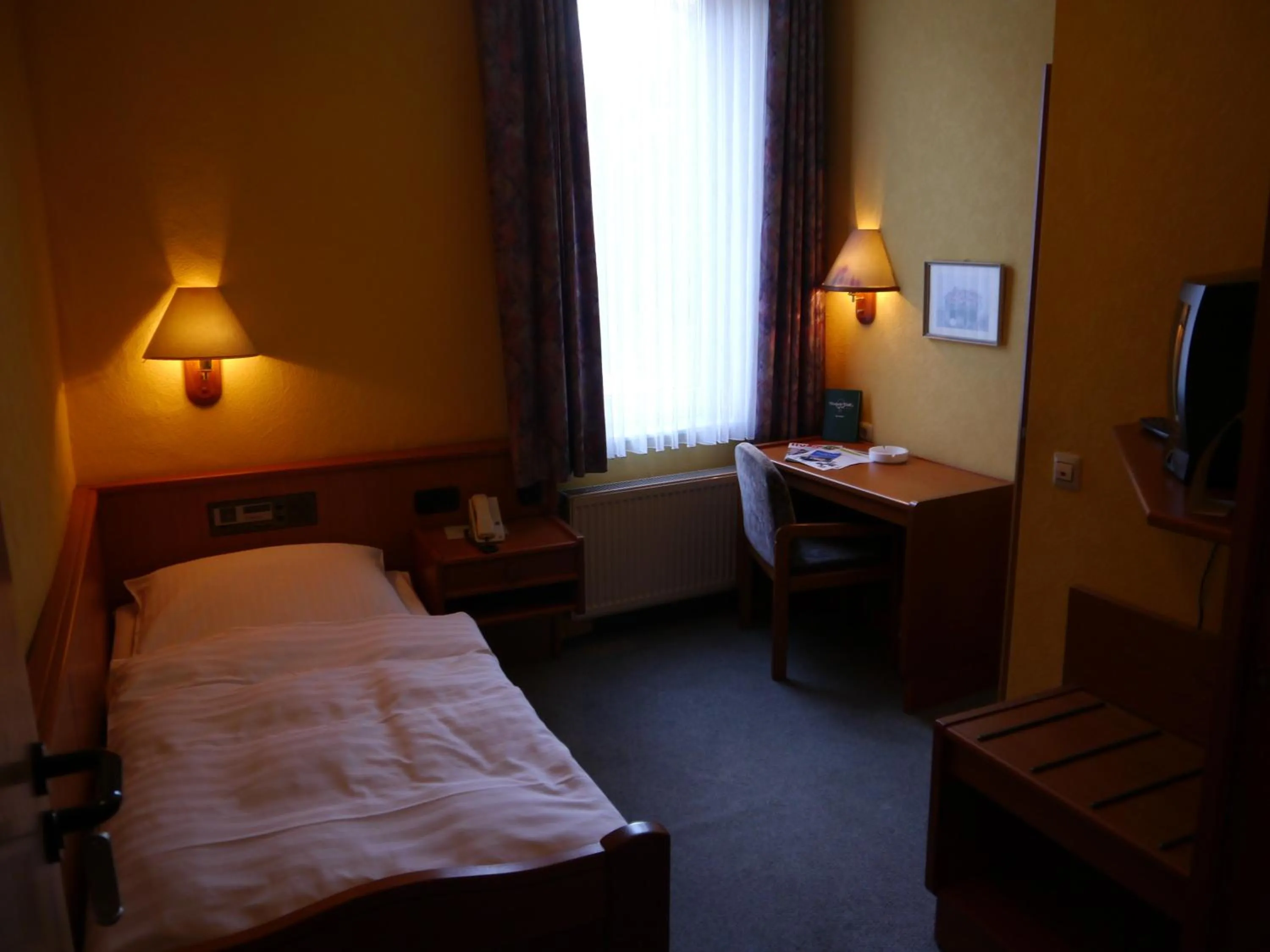 Photo of the whole room, Bed in Hotel Deutsche Eiche in Northeim