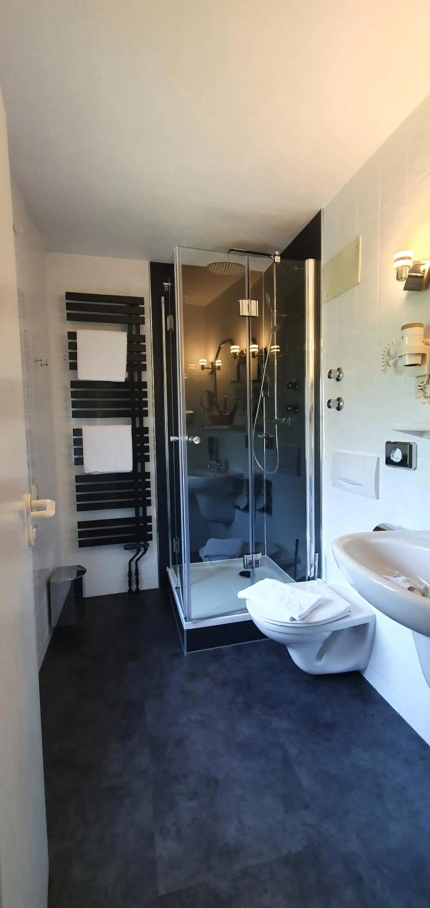 Bathroom, Bed in Hotel Sonne