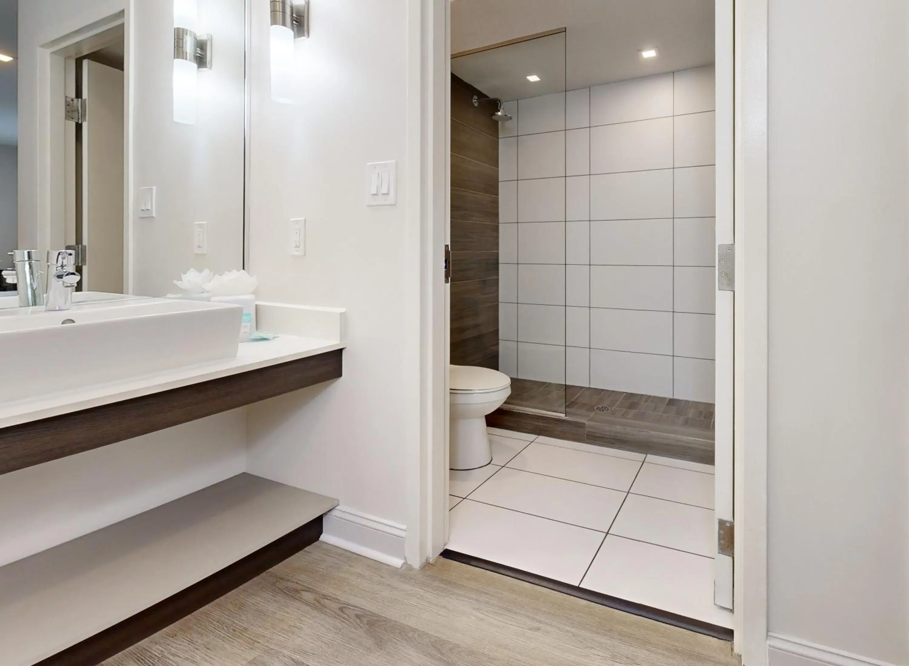 Superior King Room with Pool View (Newly Renovated) in Avanti International Resort Superior King Room with Pool View (Newly Renovated) in Avanti International Resort