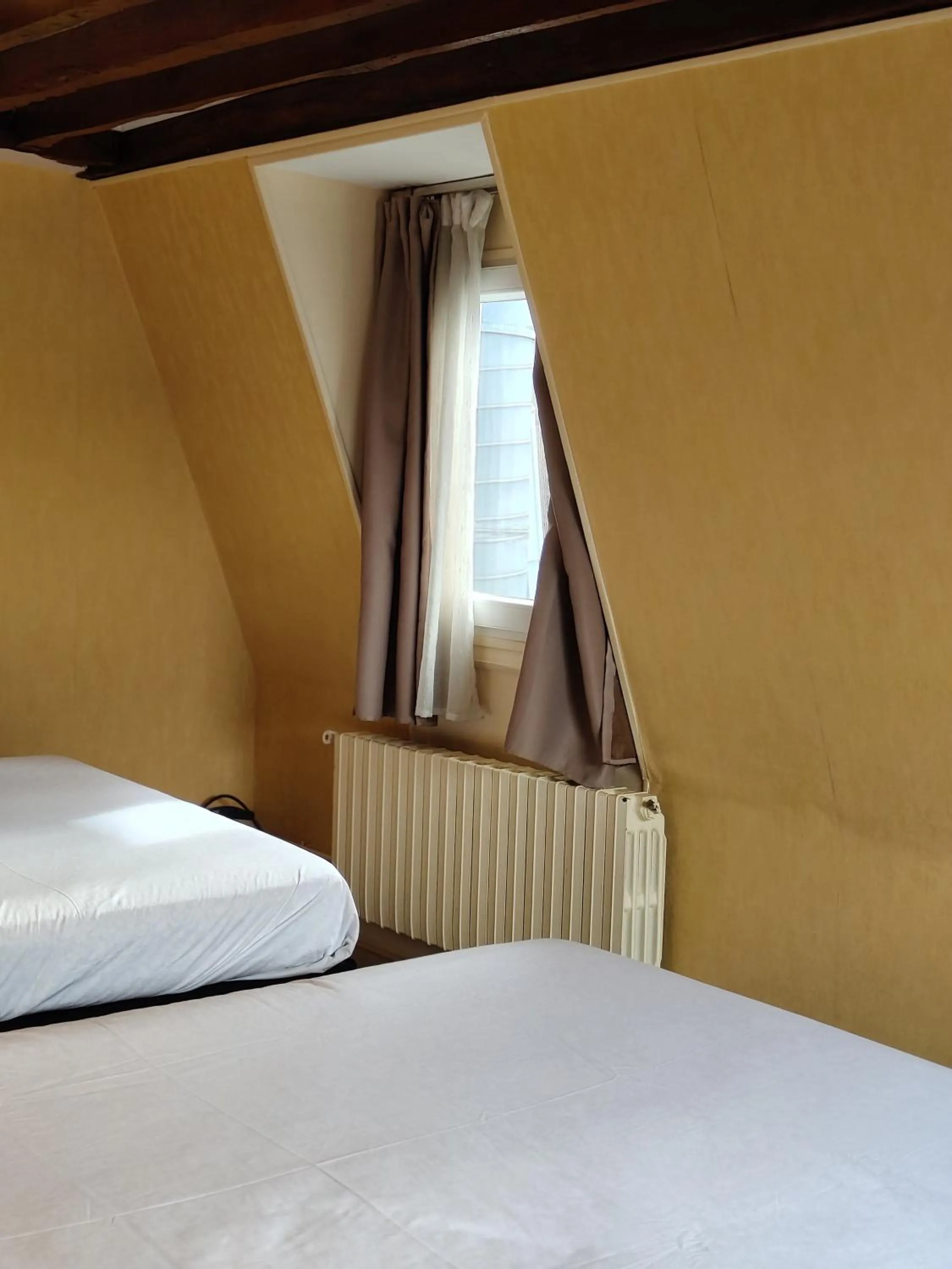 Bed in Hotel Havane Opera