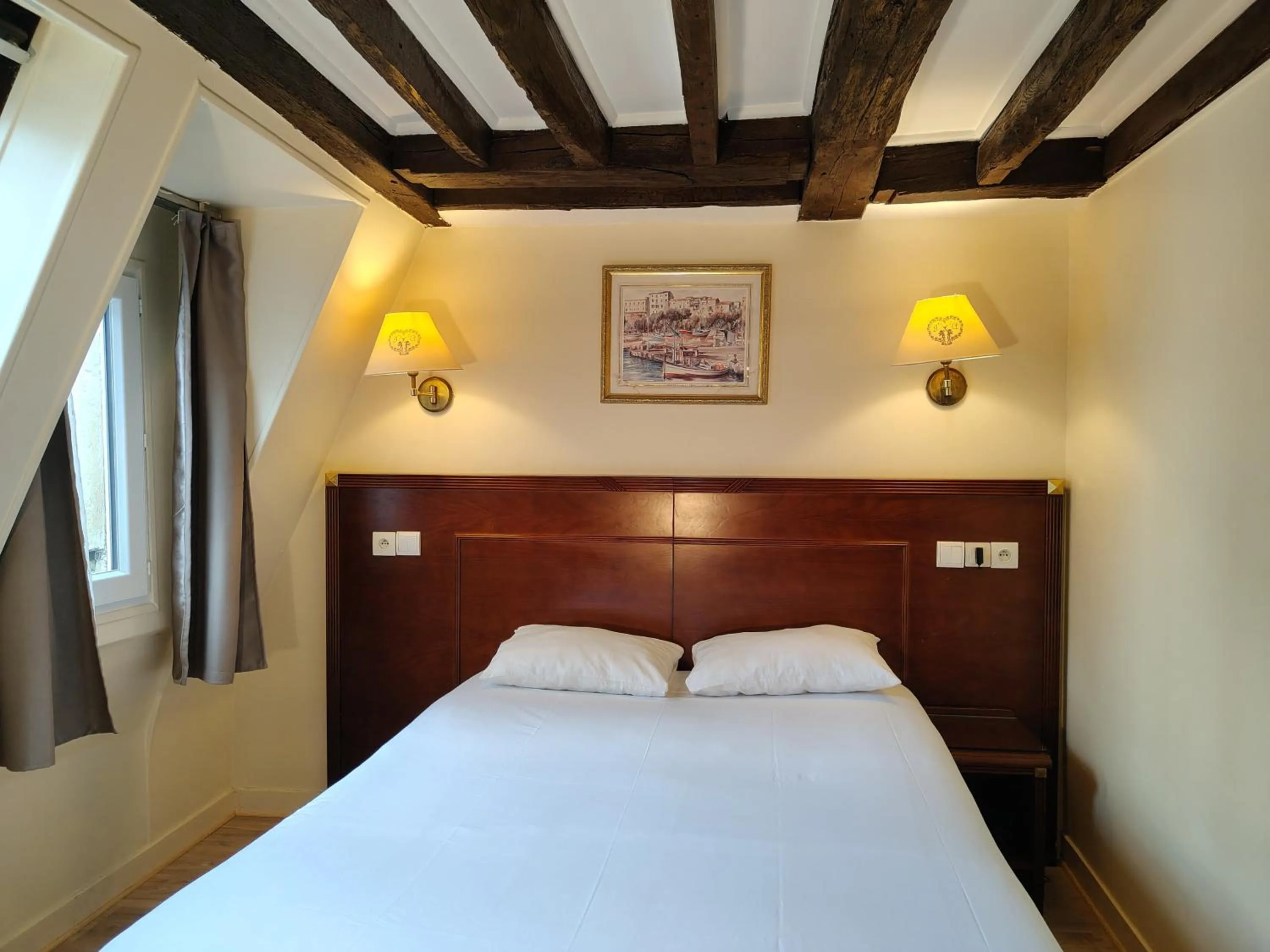 Bed in Hotel Havane Opera