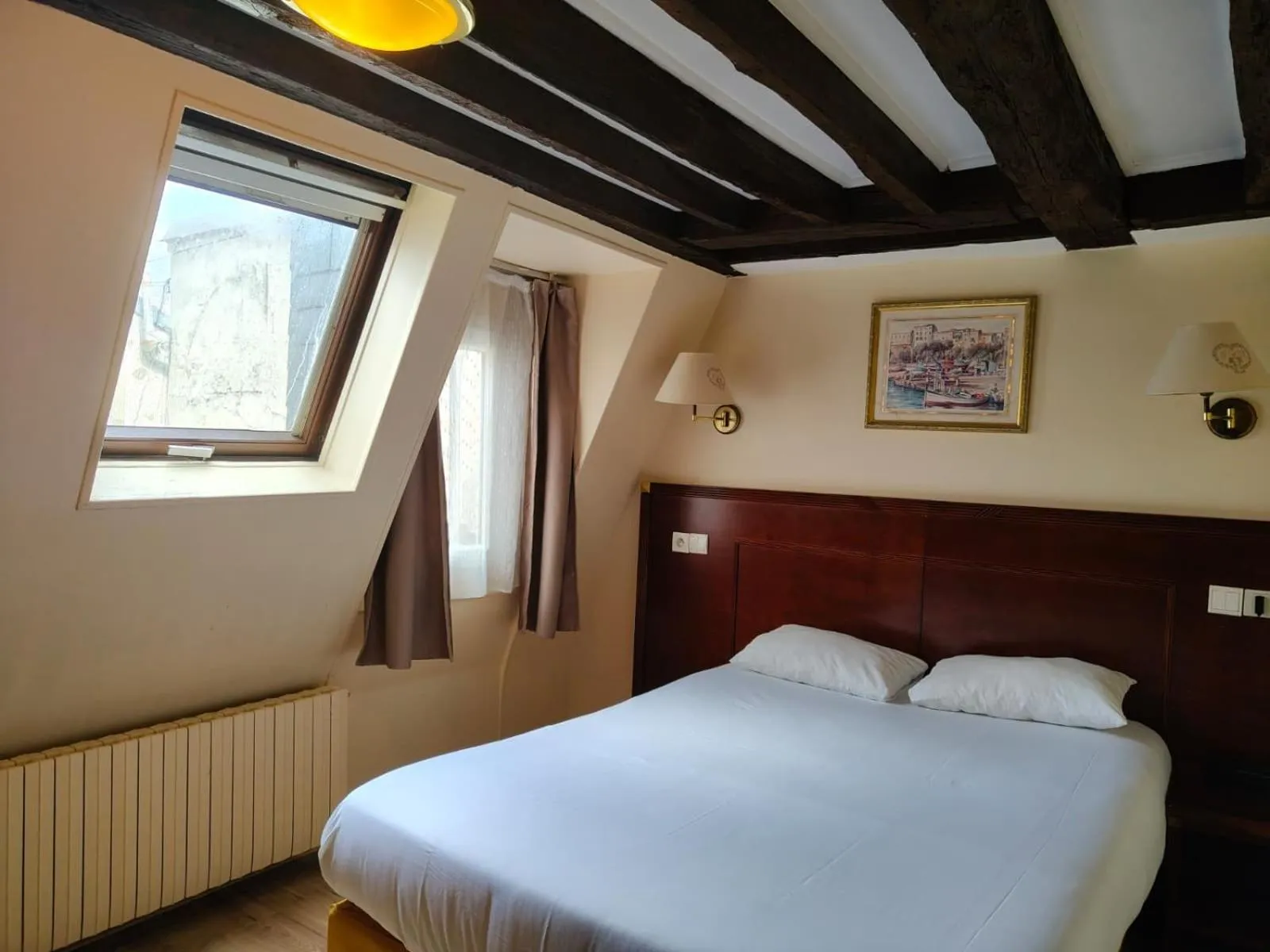 Bed in Hotel Havane Opera