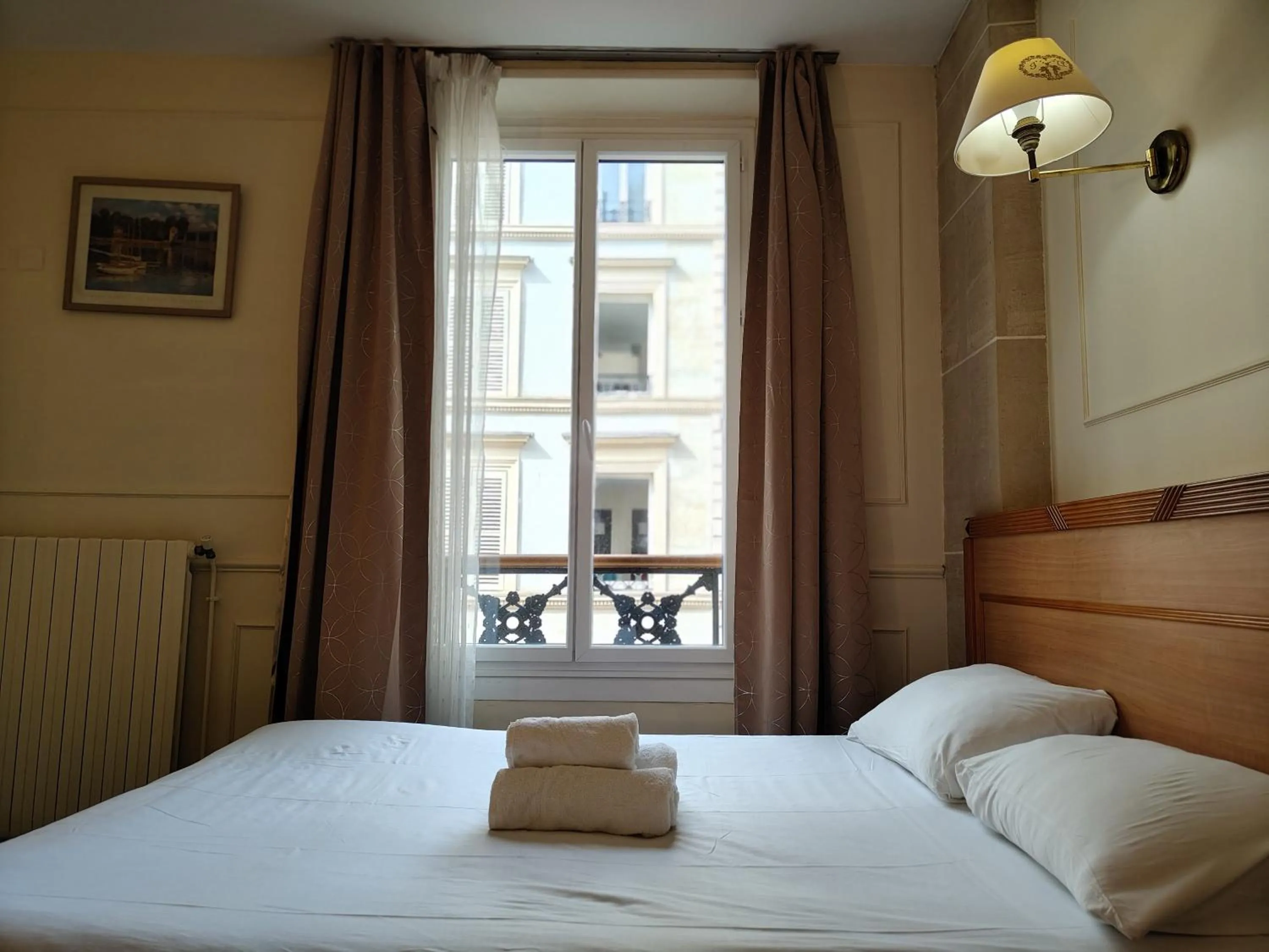 Bed in Hotel Havane Opera