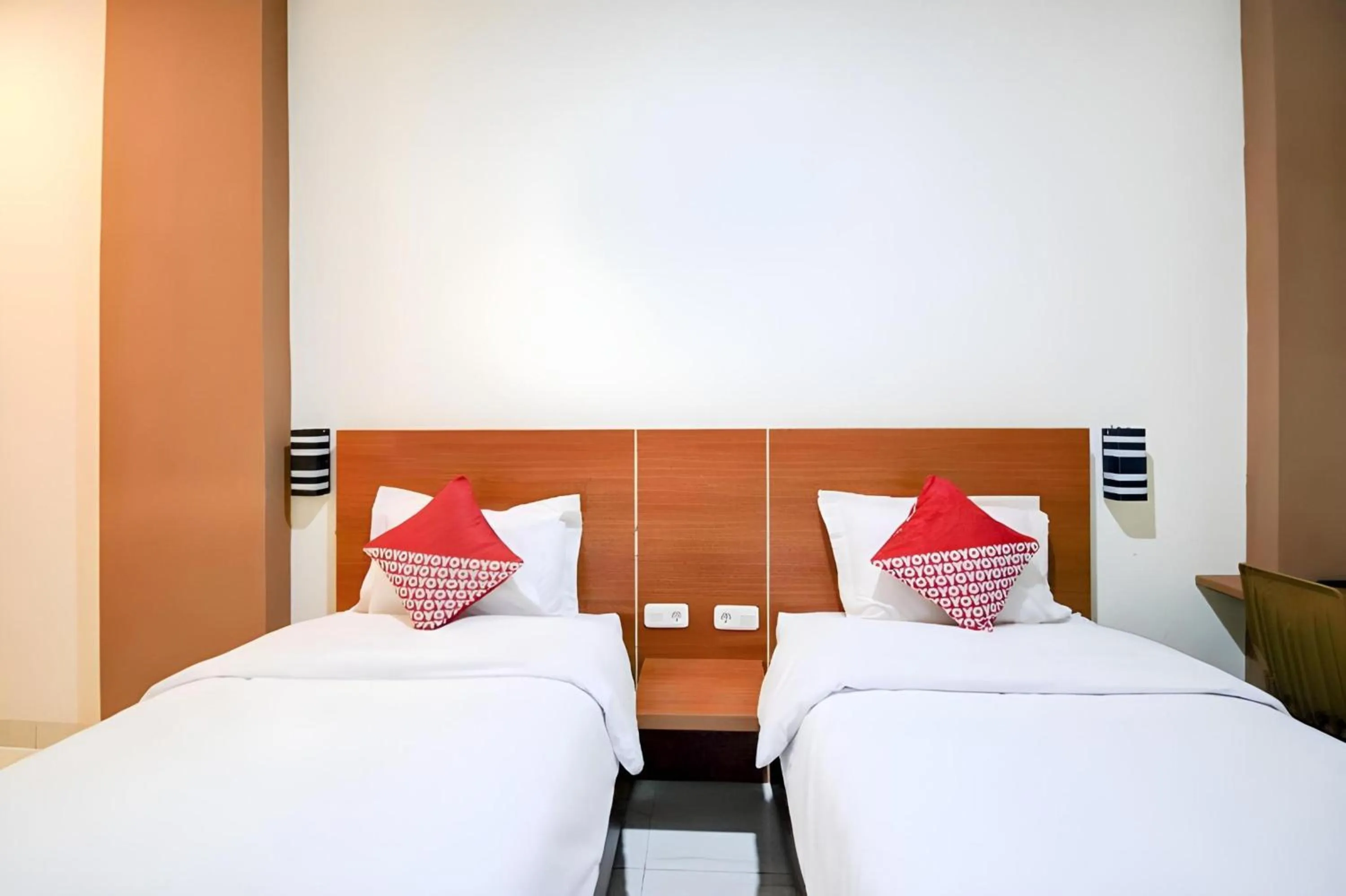 Photo of the whole room, Bed in Hotel O Sean'S Residence Mansyur Near Universitas Sumatra Utara USU