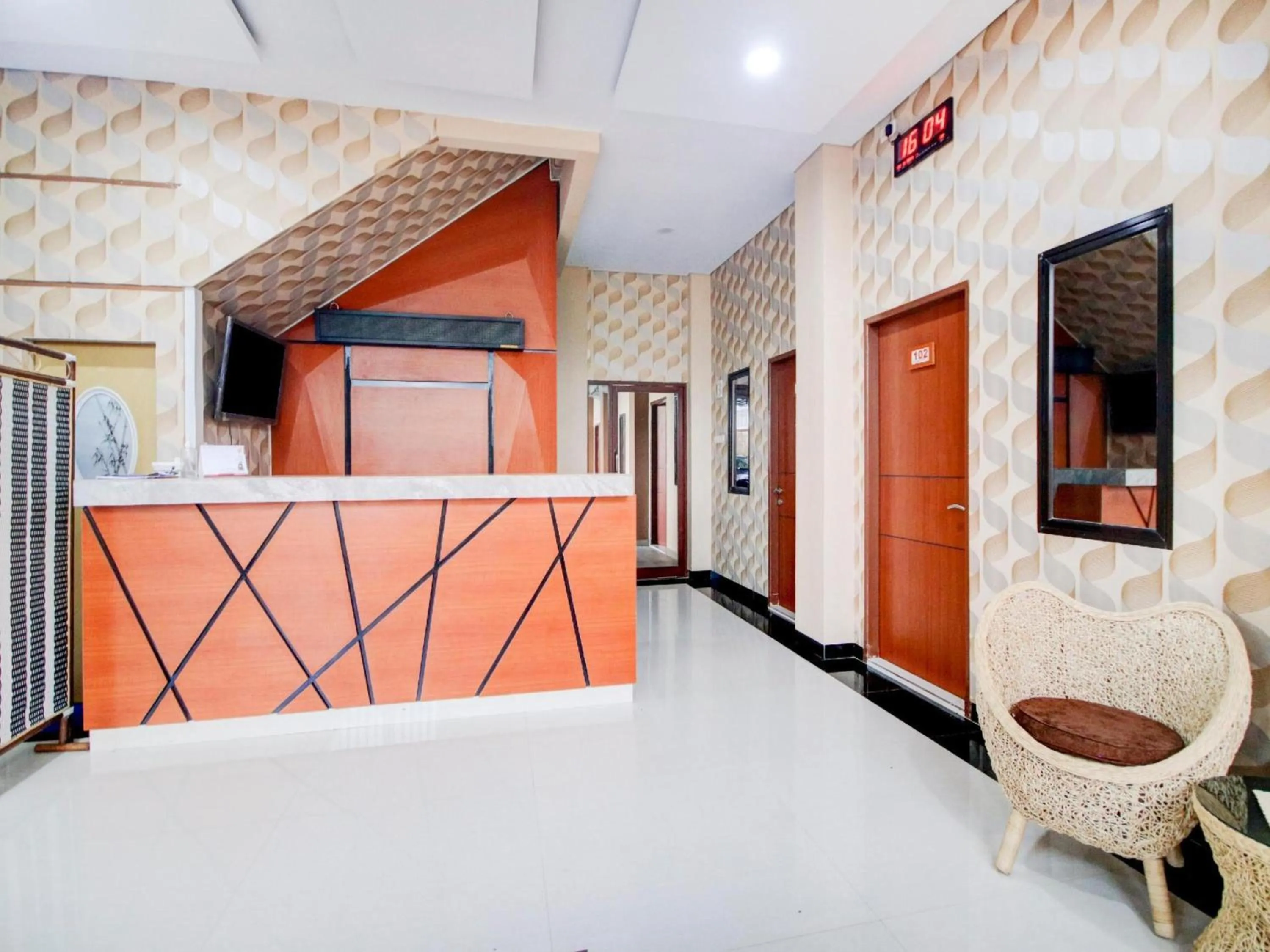Lobby or reception in Hotel O Sean'S Residence Mansyur Near Universitas Sumatra Utara USU