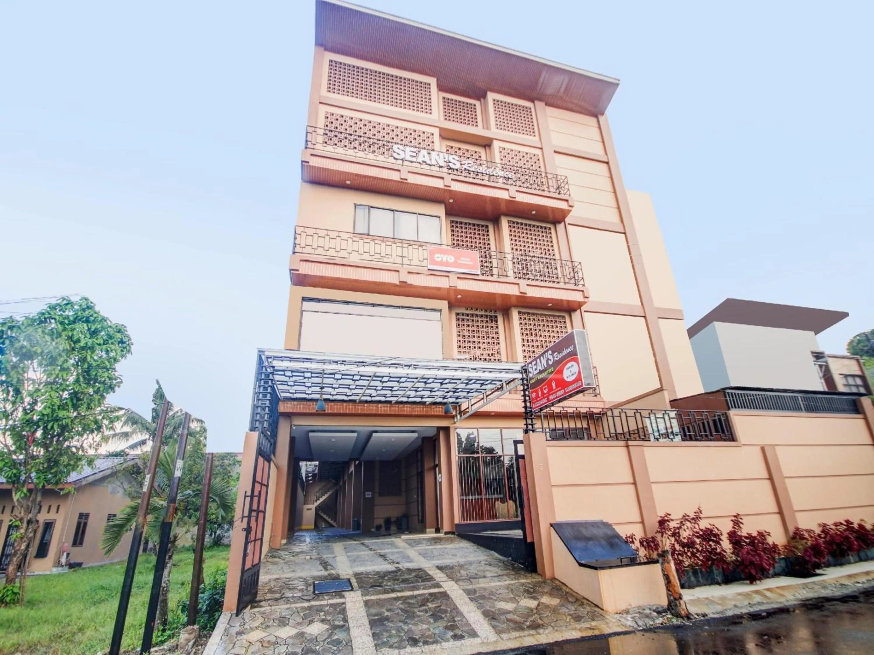 Facade/entrance in Hotel O Sean'S Residence Mansyur Near Universitas Sumatra Utara USU
