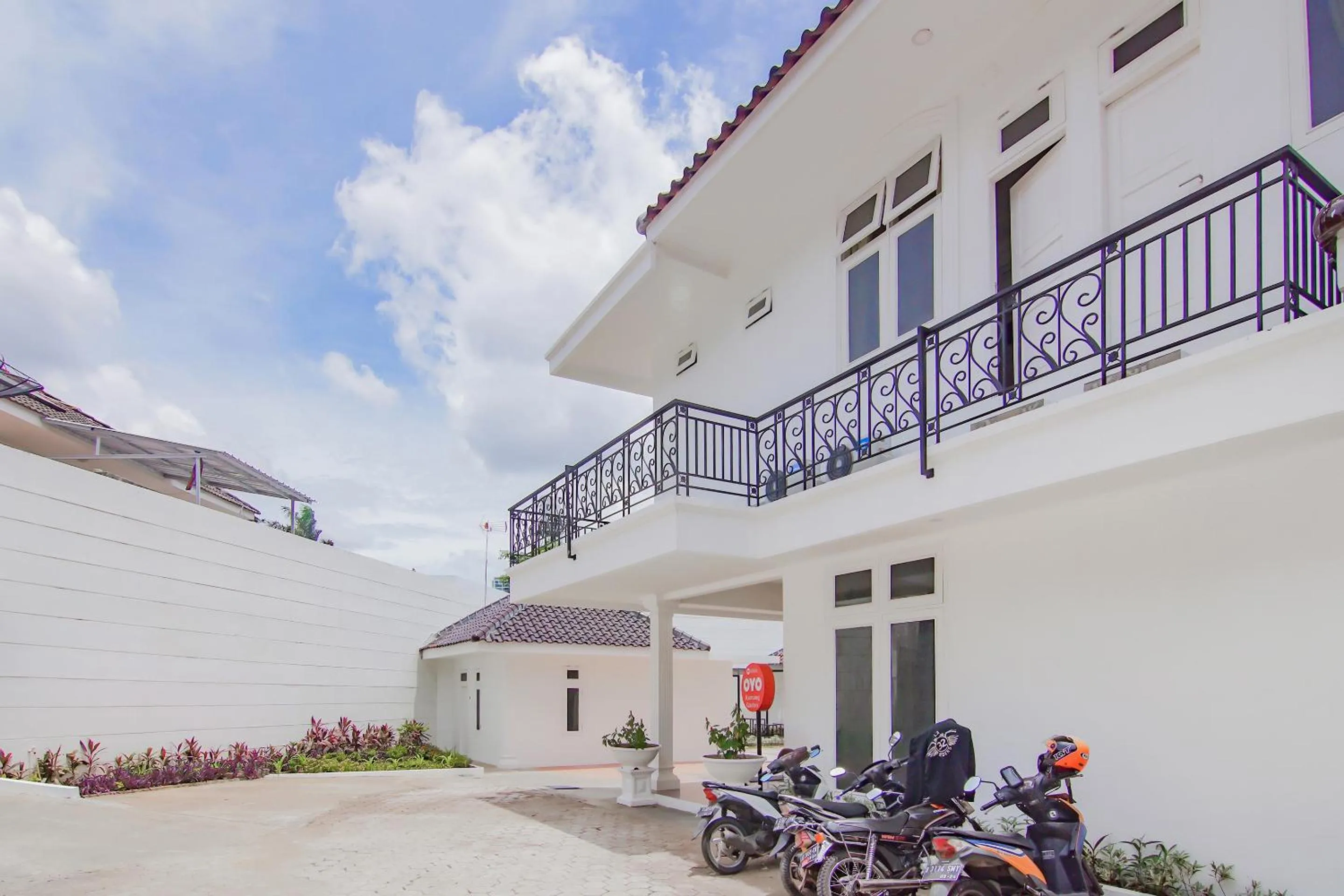 Facade/entrance in Capital O 90342 Kemang Garden