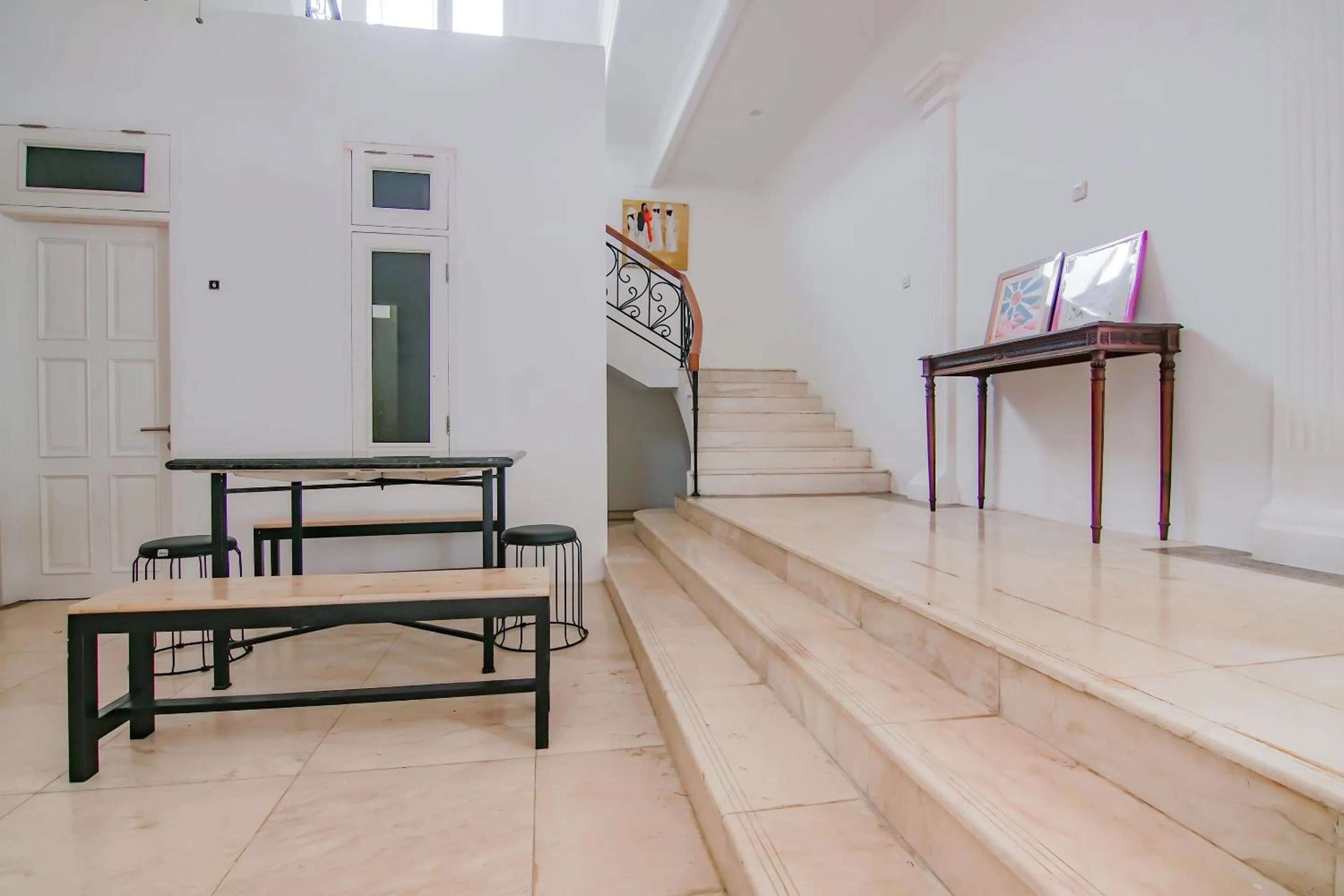 Lobby or reception in Capital O 90342 Kemang Garden