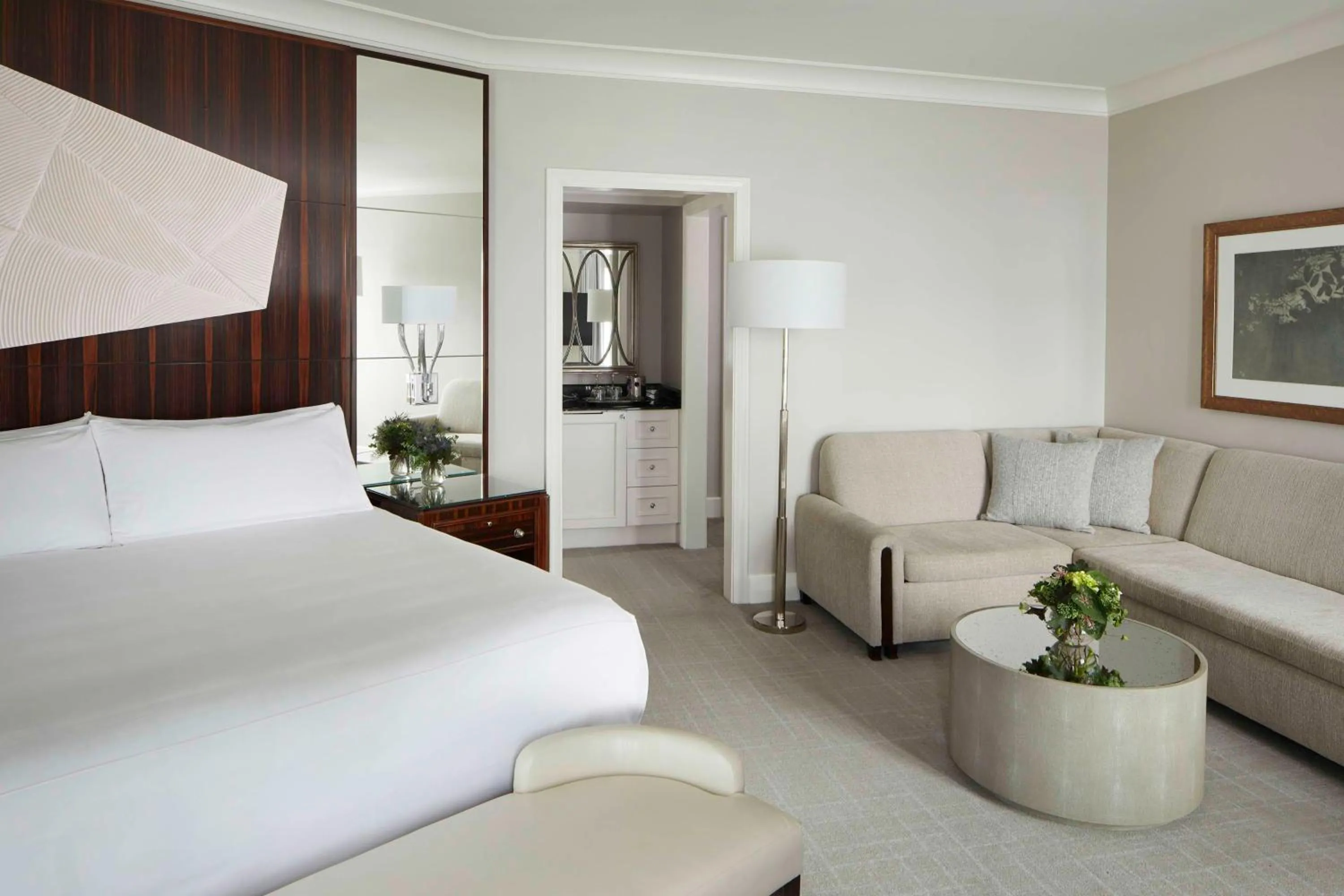 Living room, Bed in Waldorf Astoria Atlanta Buckhead