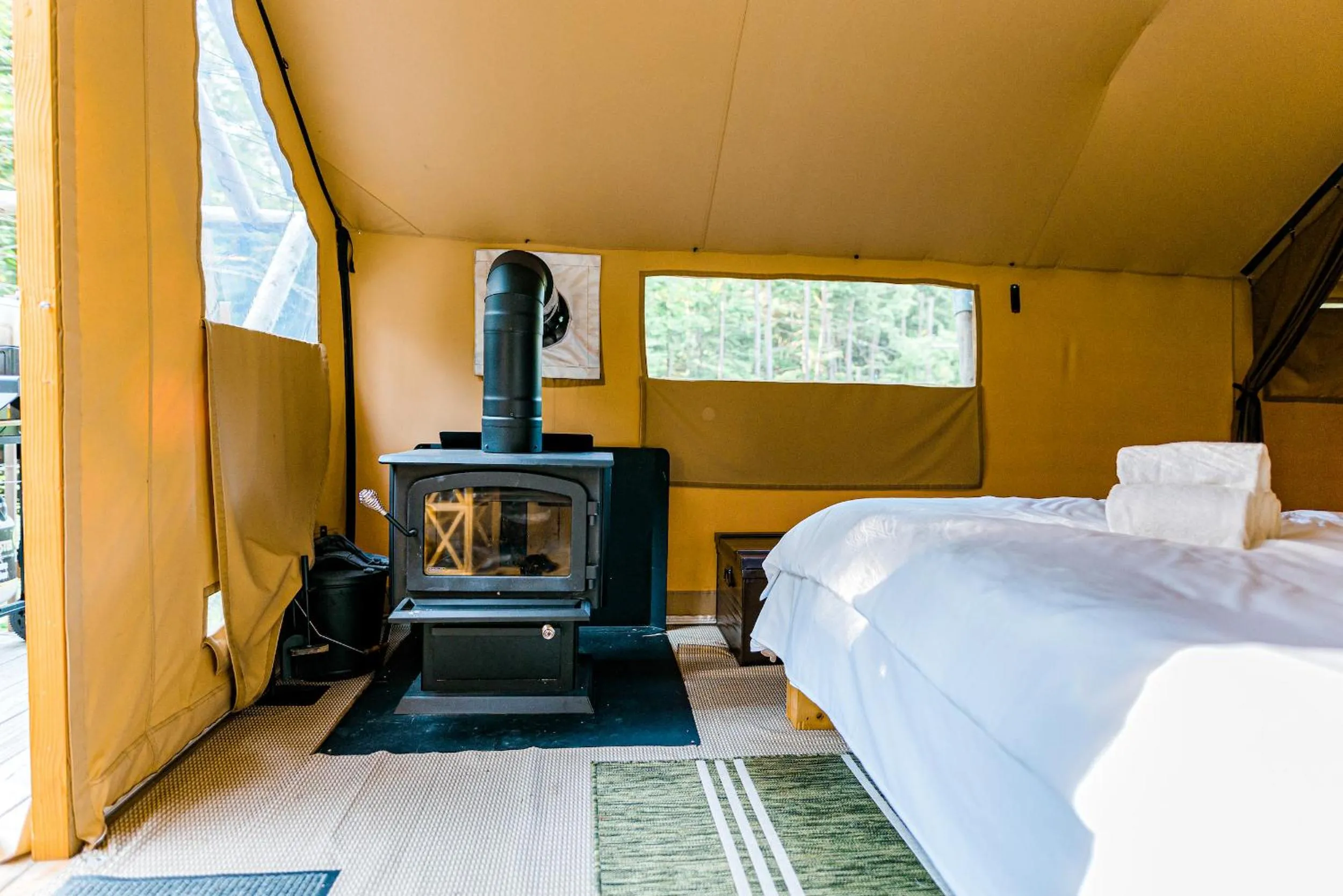 Bed in Huttopia Lake George - Adirondacks