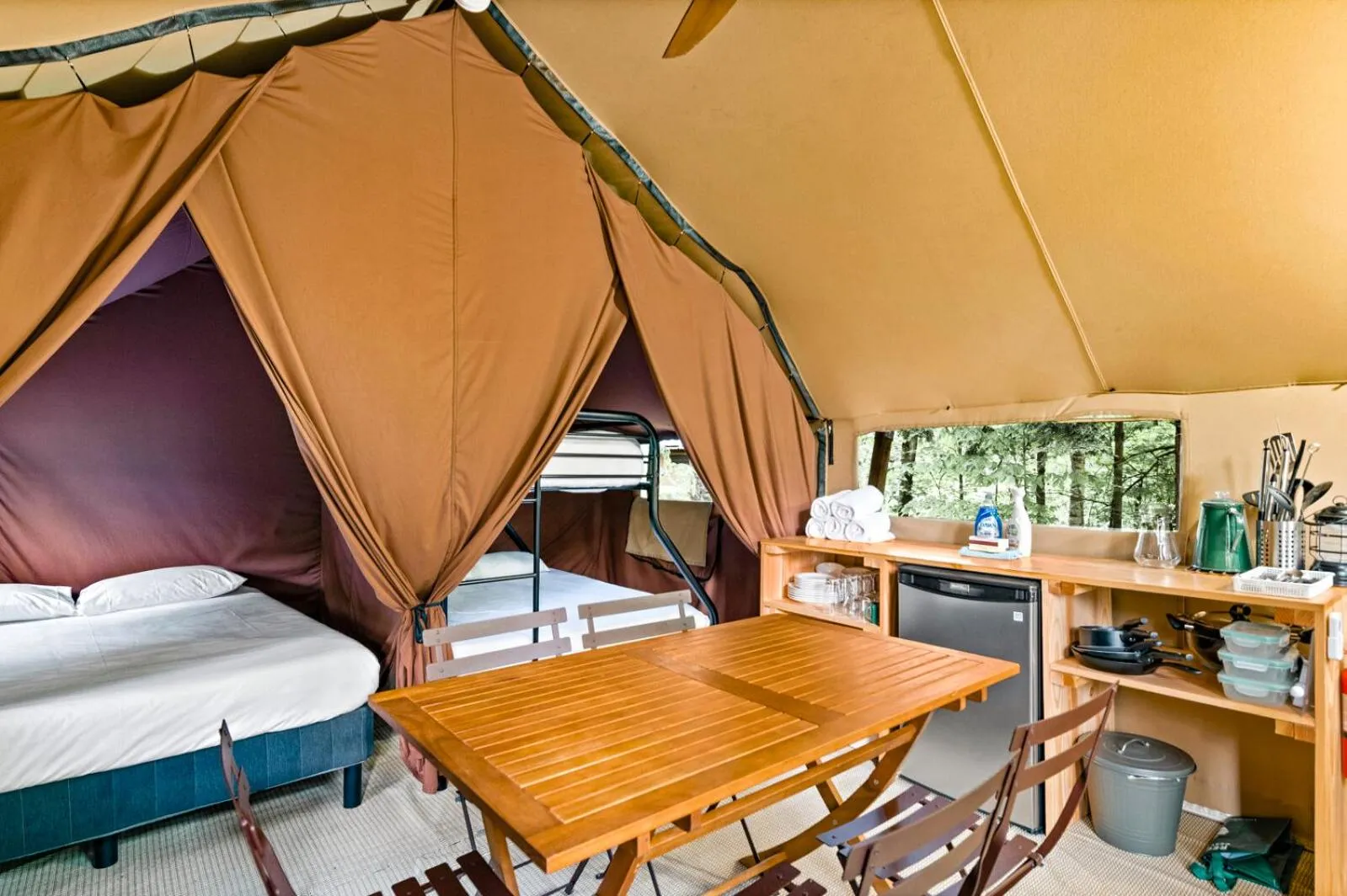 Bed in Huttopia Lake George - Adirondacks