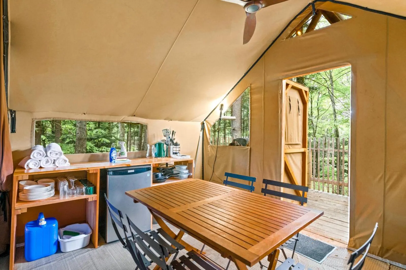 Kitchen or kitchenette in Huttopia Lake George - Adirondacks