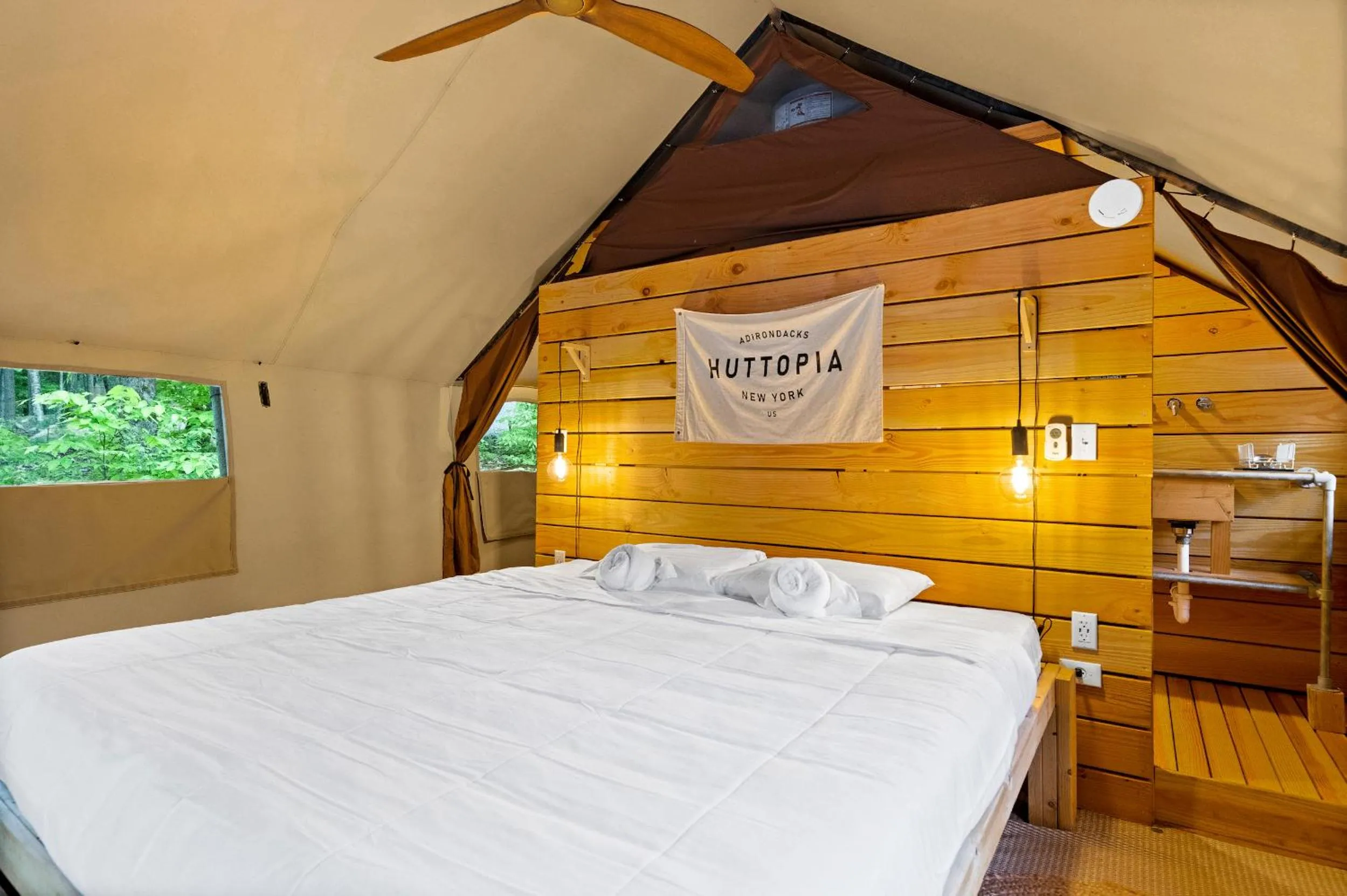 Bed in Huttopia Lake George - Adirondacks