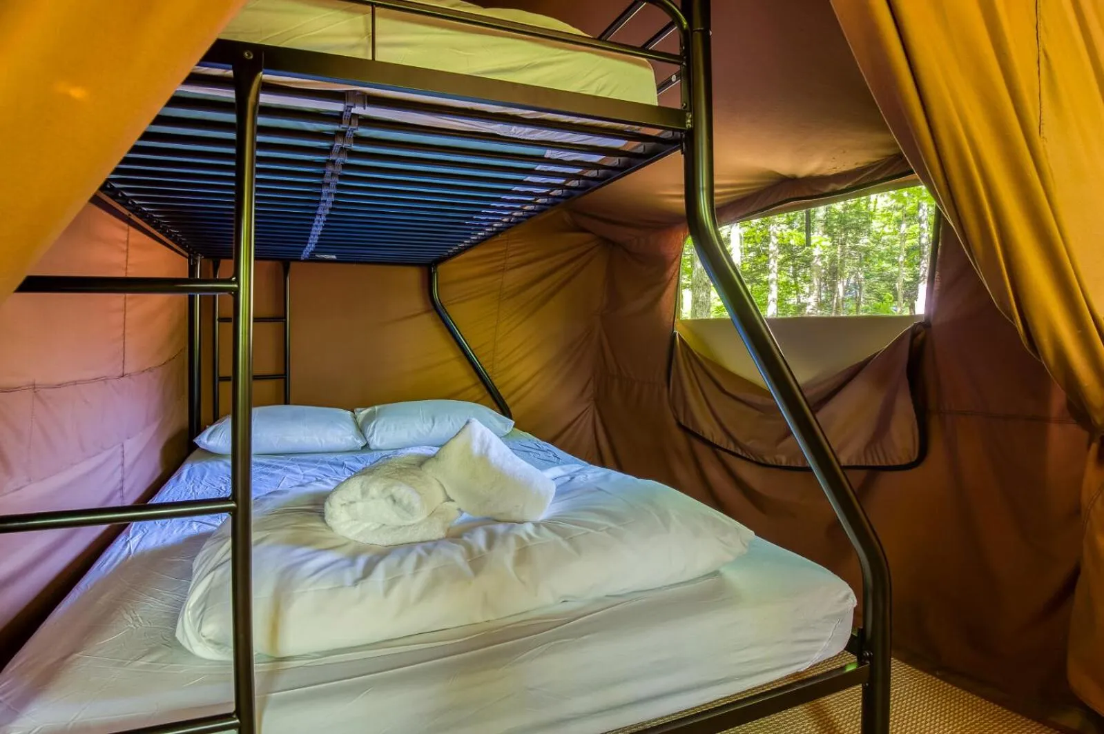 Bed in Huttopia Lake George - Adirondacks