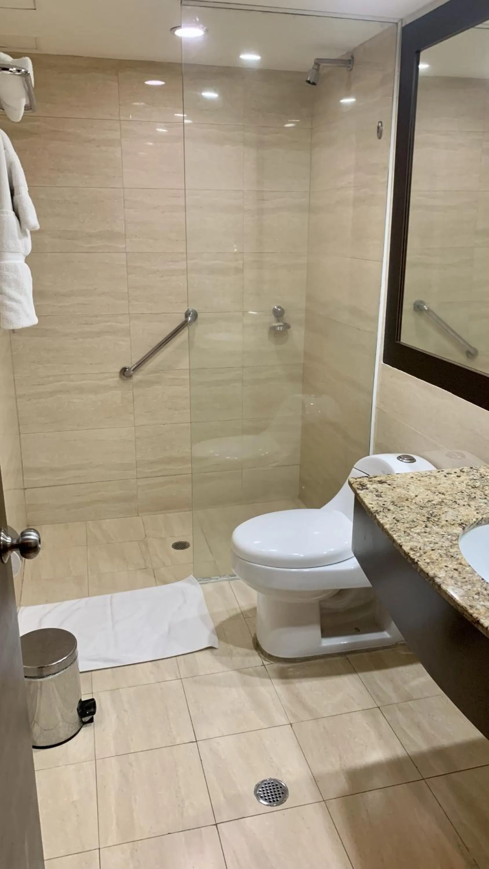 Shower in HOTEL CHACAO SUITES