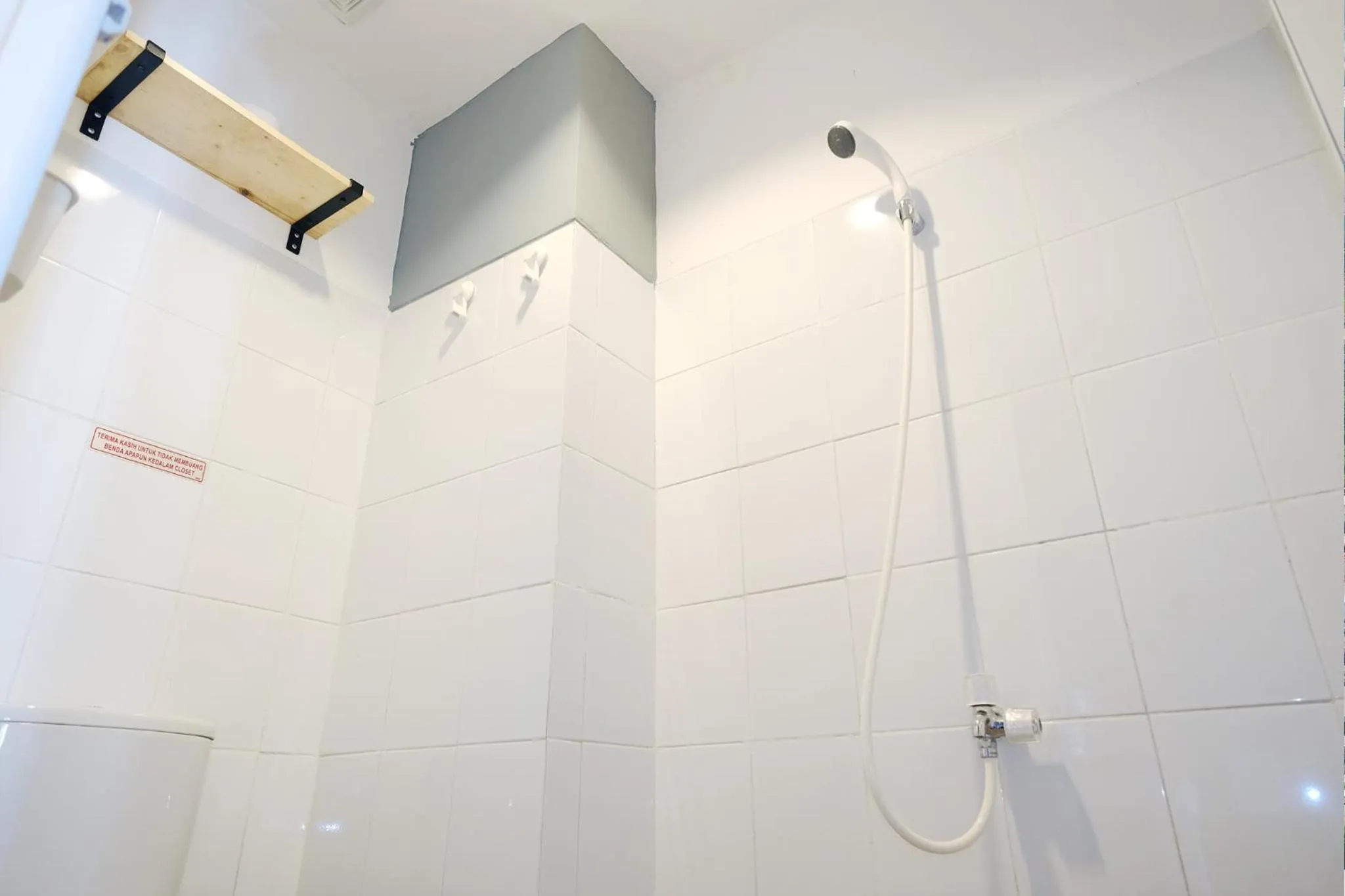 Bathroom in Apartemen Gunung Putri Square by Sirooms