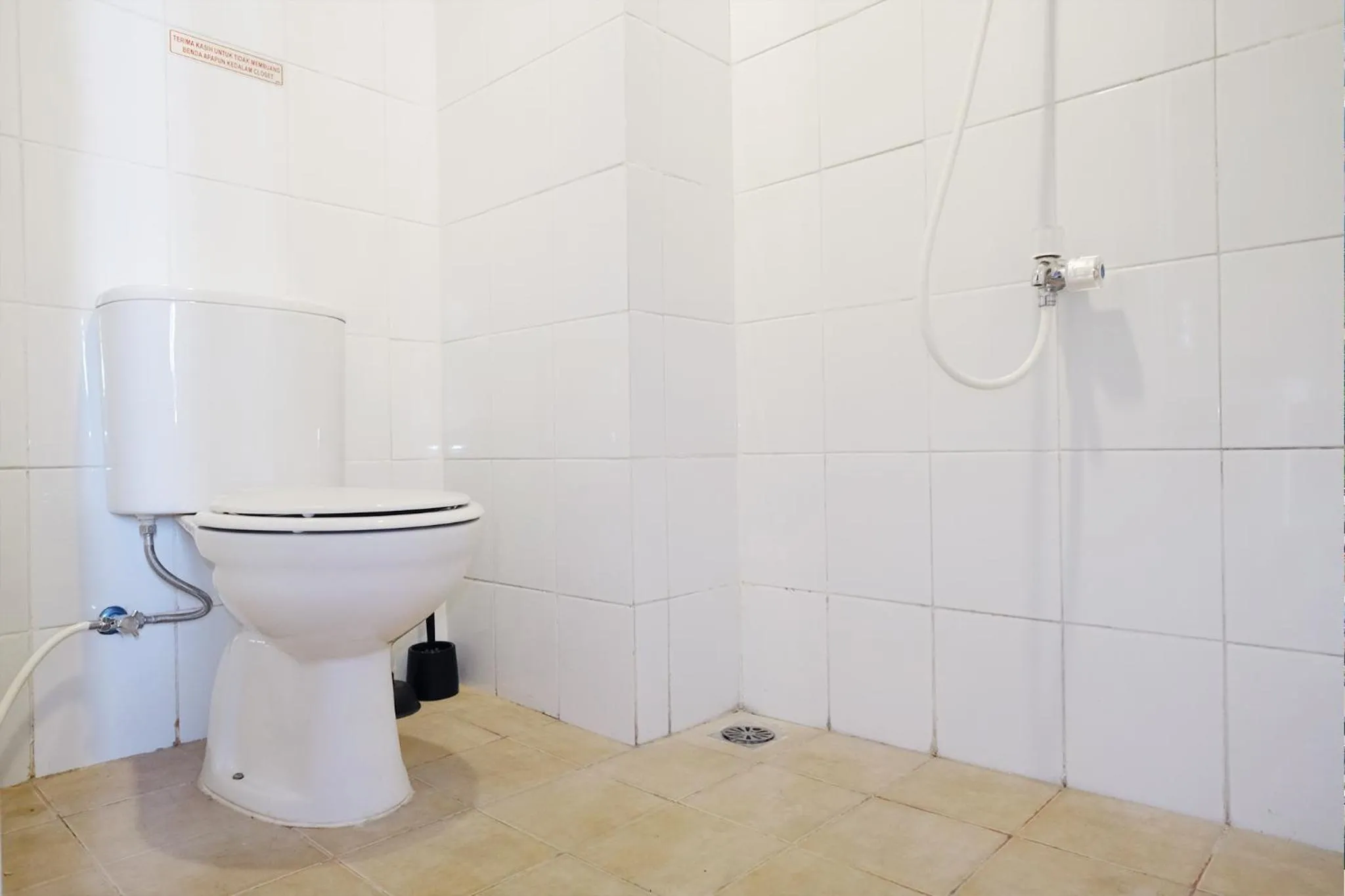 Bathroom in Apartemen Gunung Putri Square by Sirooms