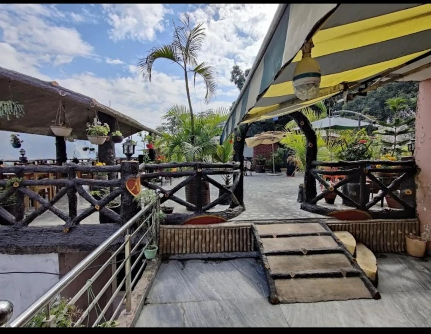 Restaurant/places to eat in HOTEL POLOMAX
